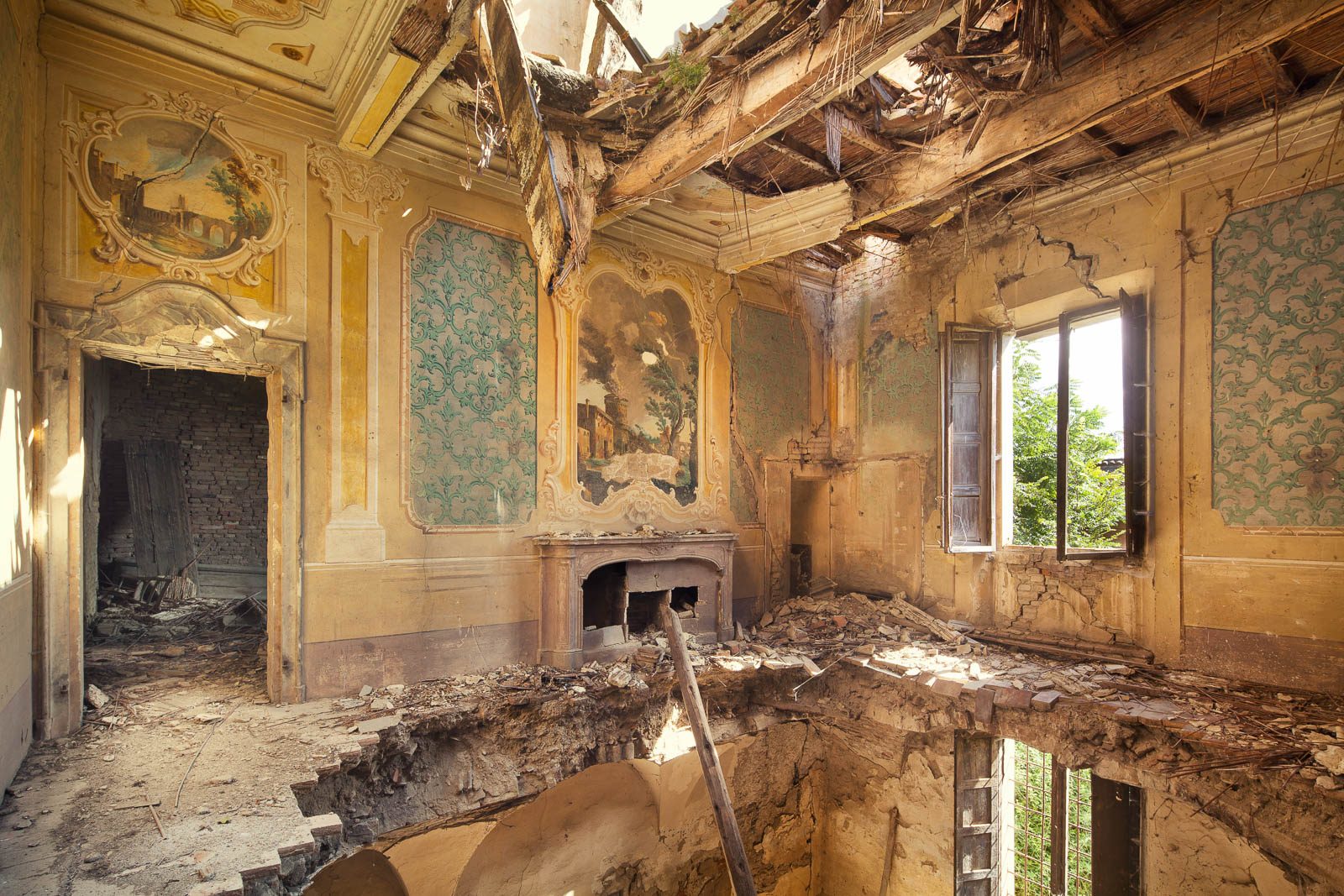 Eingebrochene Decke über einem Saal mit Landschaftsmedaillon in der Emilia-Romagna, Italien