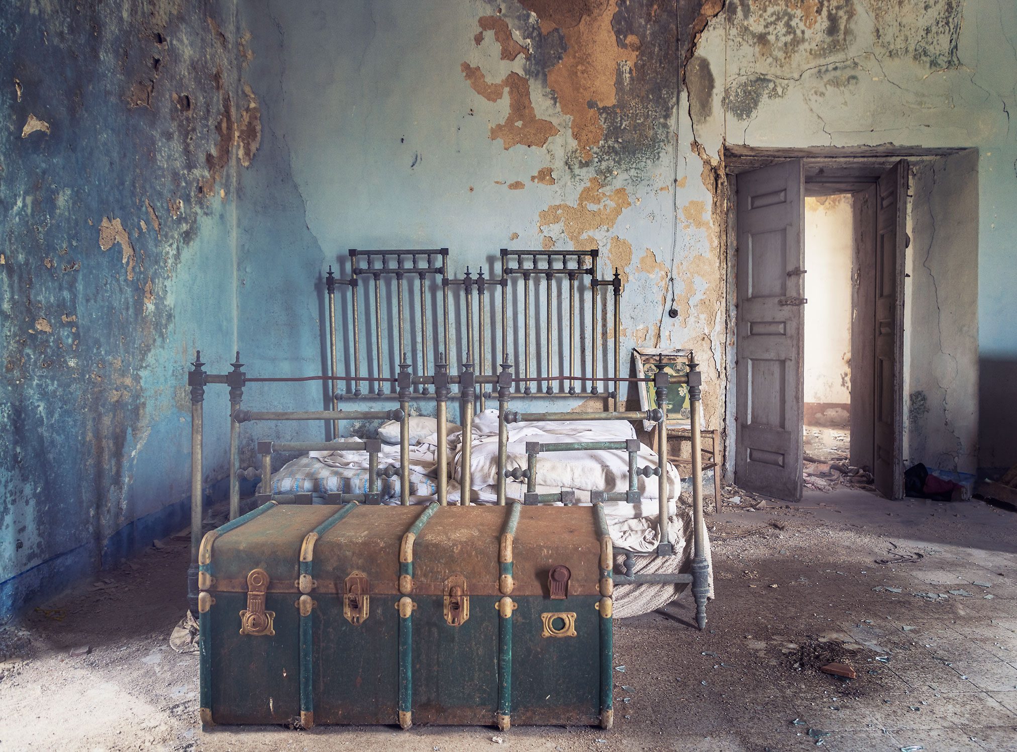 Schlafzimmer mit eisernem Bettgestell in einem Castello in Kampanien, Italien