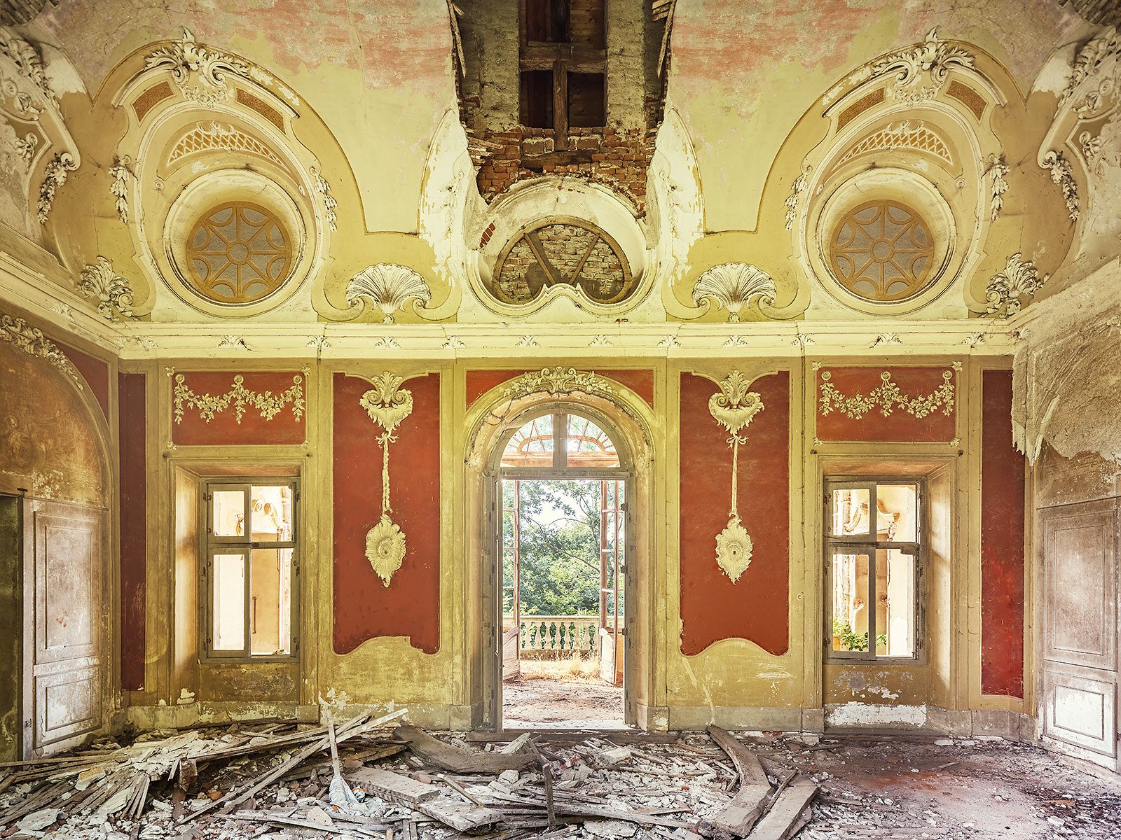 Eingestürzter Saal mit ovalen Fenstern in einer vergessenen Jugendstilvilla in Piemont, Italien