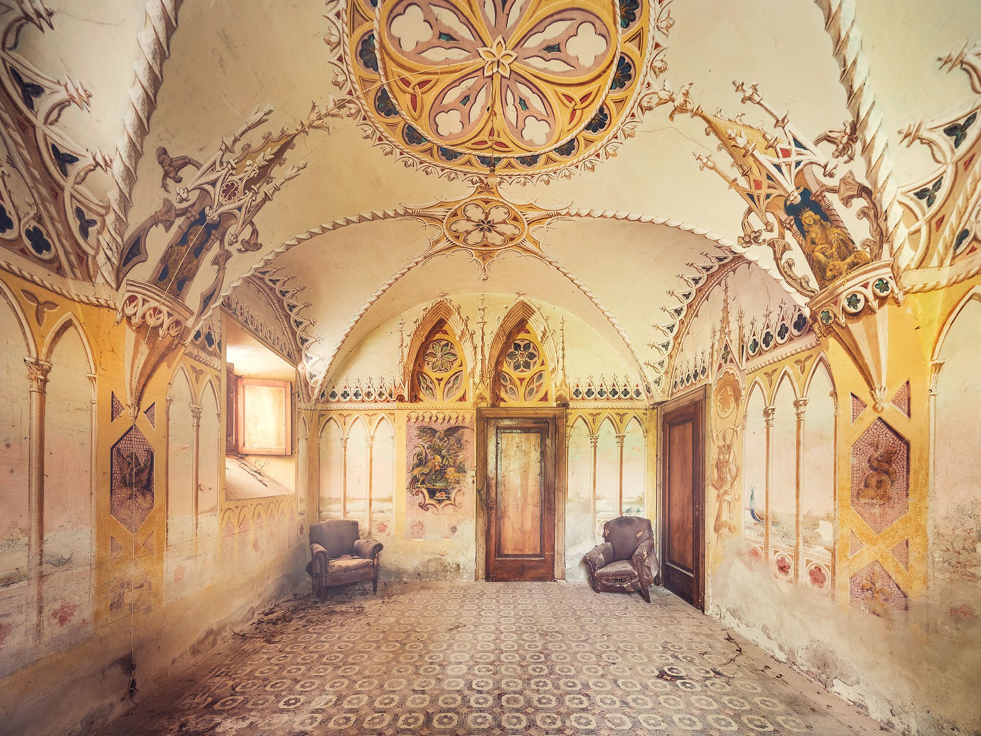 Gotisches Zimmer mit zwei Sesseln in einer vergessenen Villa in Italien