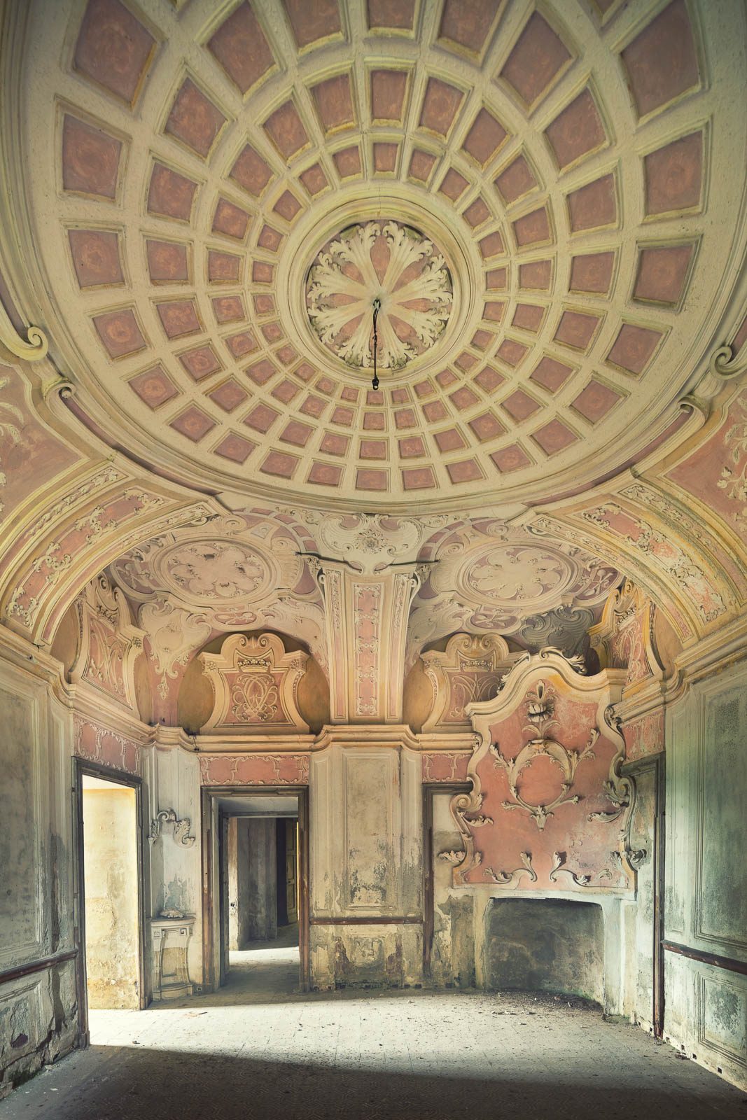 Kuppelförmige Decke über einem Rokokosaal in einer verlassenen Villa in Piemont, Italien