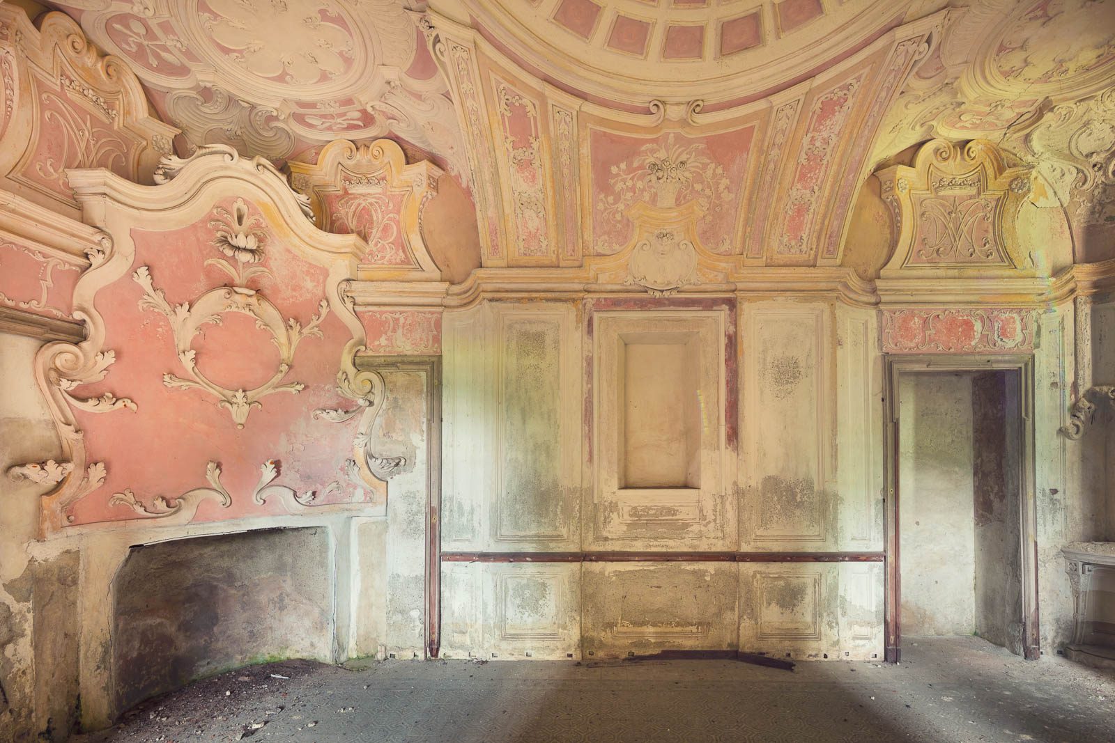 Rosafarbener Rokokosaal mit Stuckkartusche in einer verlassenen Villa in Piemont, Italien