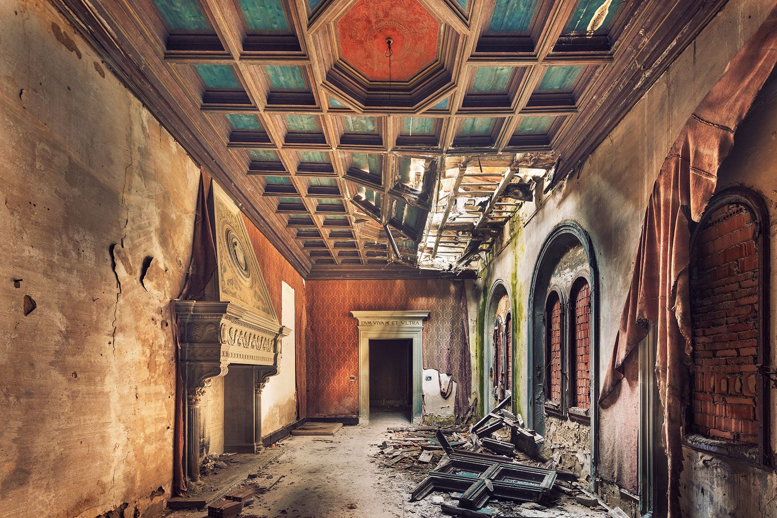 Korridor mit eingebrochener Kassettendecke in einem verlassenen Castello in der Toskana