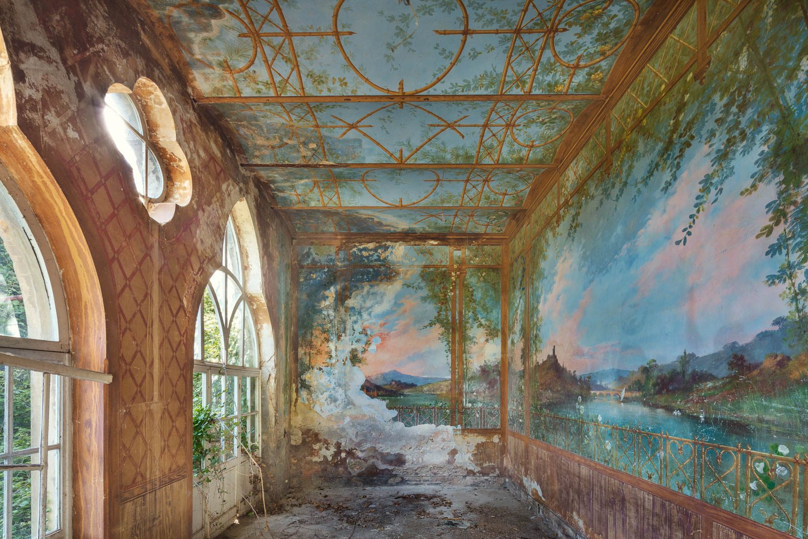 Wintergarten mit gemaltem Landschaftspanorama in einer verlassenen Villa in der Toskana