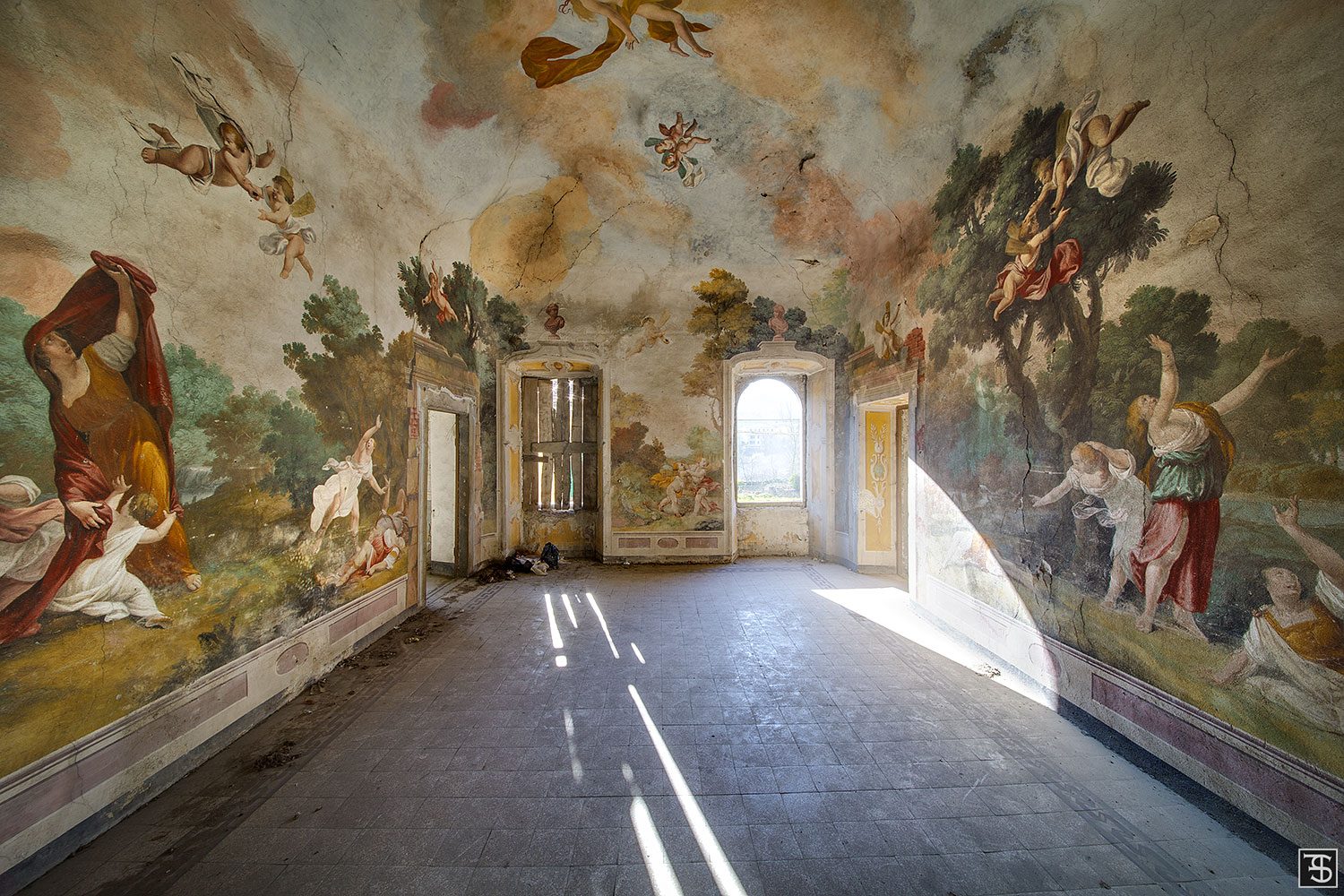 Saal mit mythologischen Fresken in einer verlassenen Villa in der Toskana