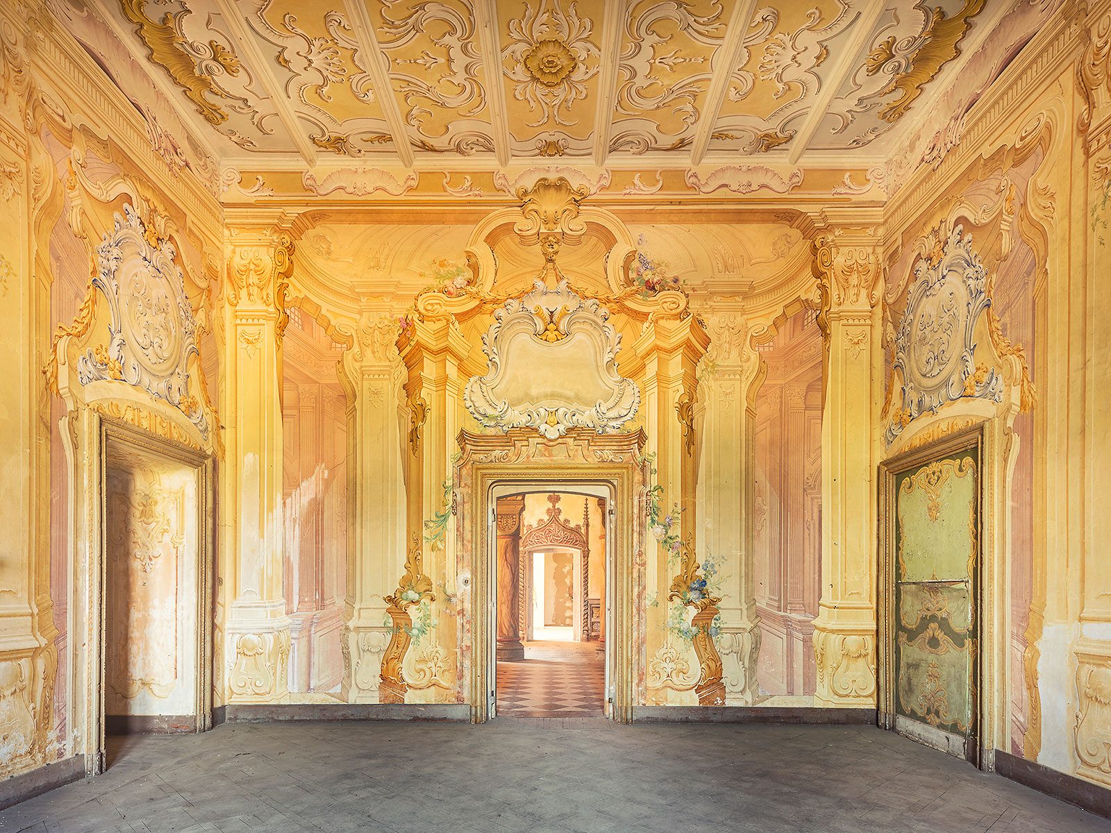 Enfilade von Türen in einem verlassenen Castello in Piemont, Italien