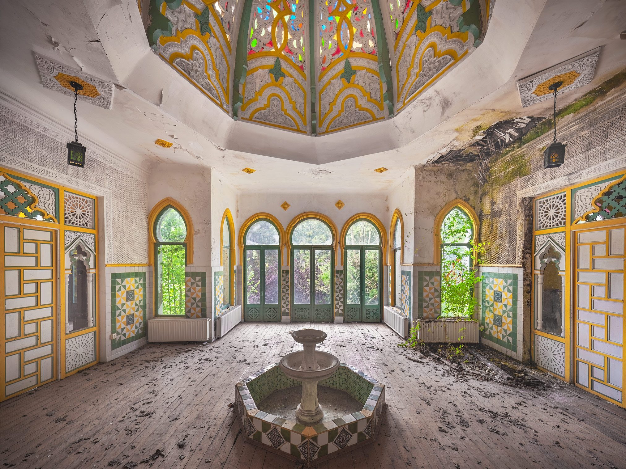 Moorish-style hall with a fountain in a villa in France