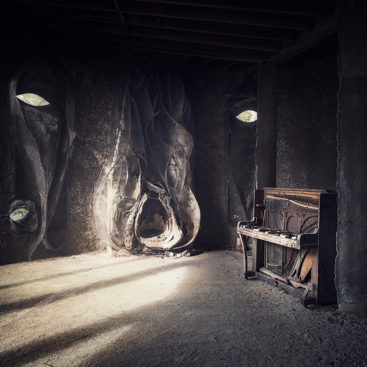 Verbranntes Piano vor schwarzen Skulpturformen in einer nie vollendeten Villa im Art-Deco-Stil
