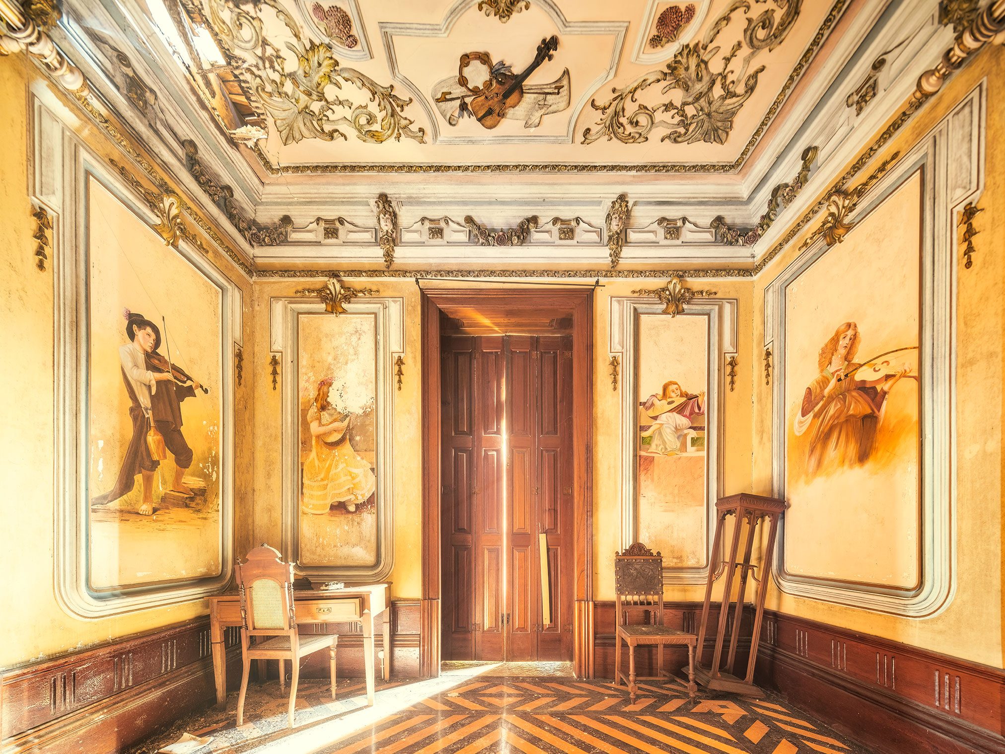Saal mit gemalten Musikerinnen in einer ländlichen Villa in Portugal