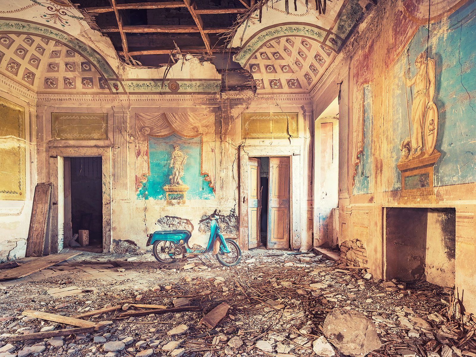 Blaues Moped in einer beschädigten Halle in den Marken, Italien
