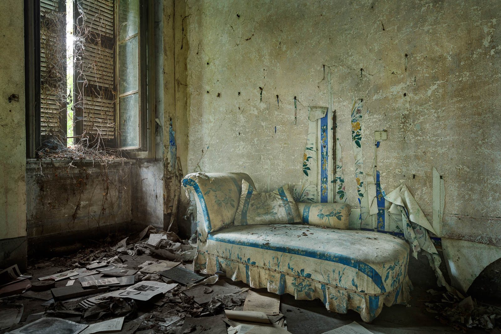 Zerschlissene Récamiere in einer verlassenen Villa in Piemont, Italien