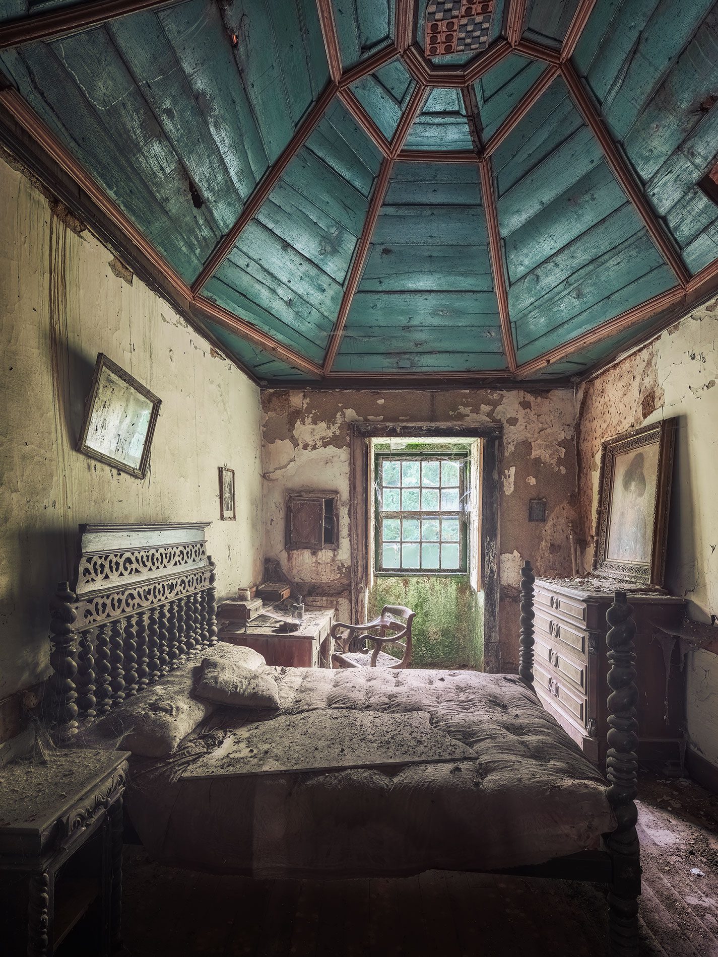 Schlafzimmer mit türkiser Kuppeldecke in einer jahrzehntelang verlassenen Villa in Portugal