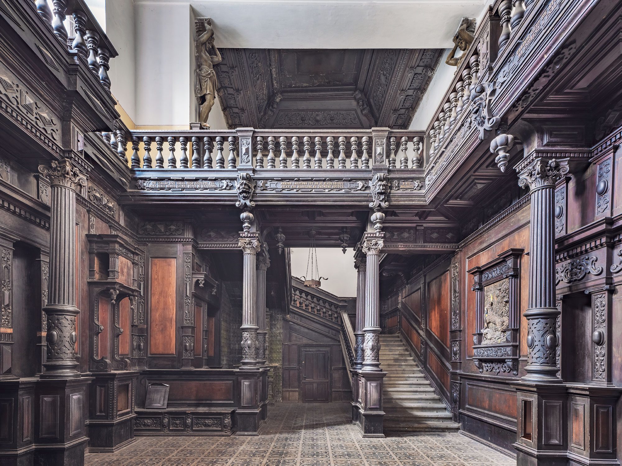 Geschnitzte Holzhalle mit Galerie in einem restaurierten Schloss in Transilvanien, Rumänien