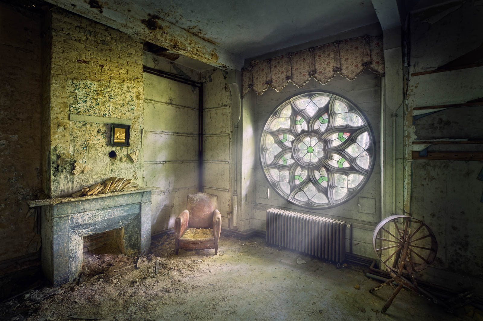 Gilded hall with red chairs in an abandoned château in France