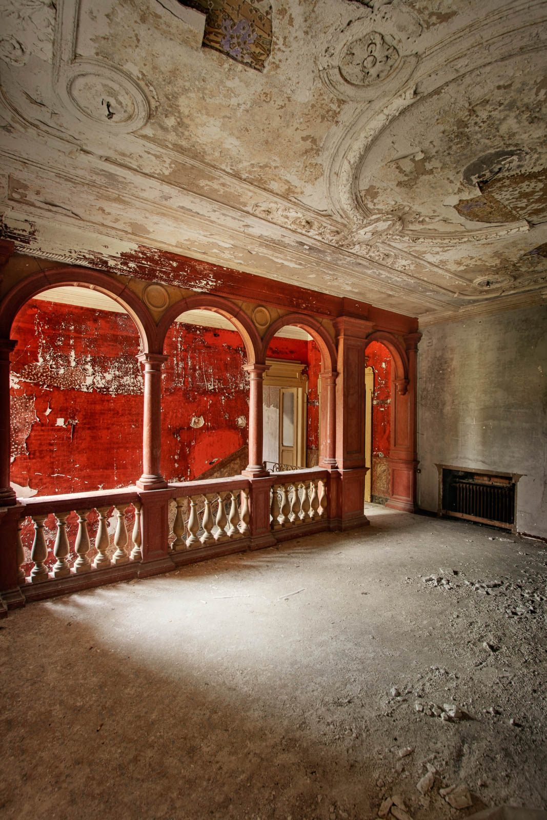 Eingestürzte Wand mit Blick in ein blau tapeziertes Zimmer im Weingut Villa Branca, Schweiz