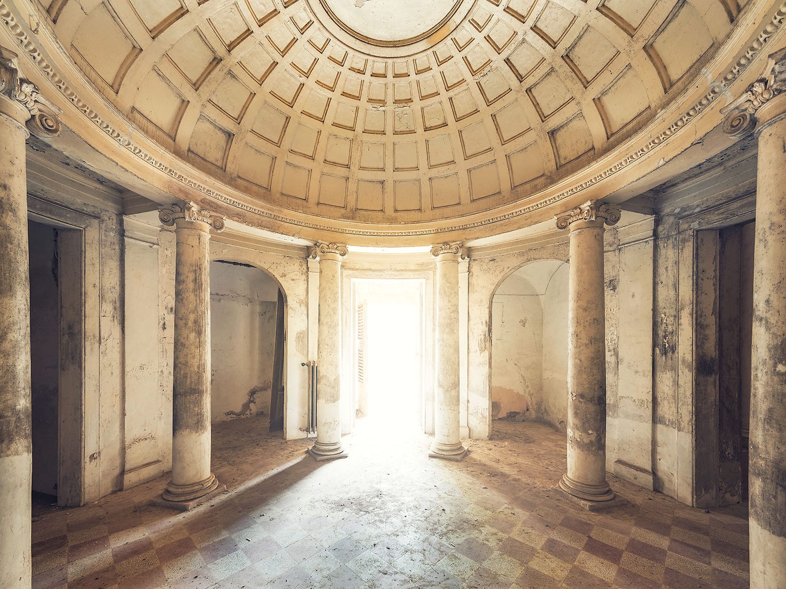 Runde Halle mit Kuppeldecke und ionischen Säulen in einem verlassenen Palazzo, Italien