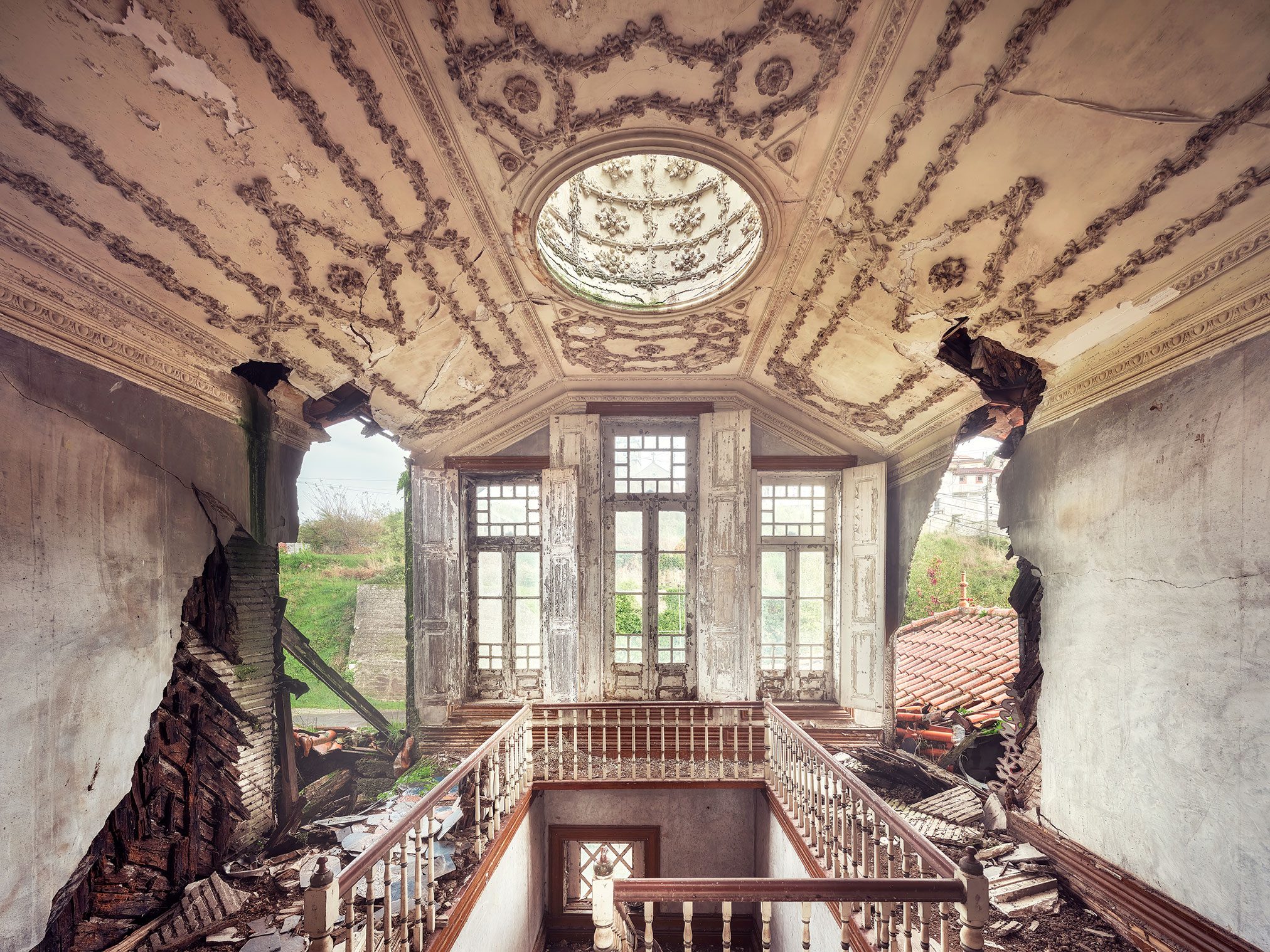 Treppenhaus mit ovalem Deckenmedaillon und eingestürzten Wänden in einer Jugendstil-Villa in Portugal