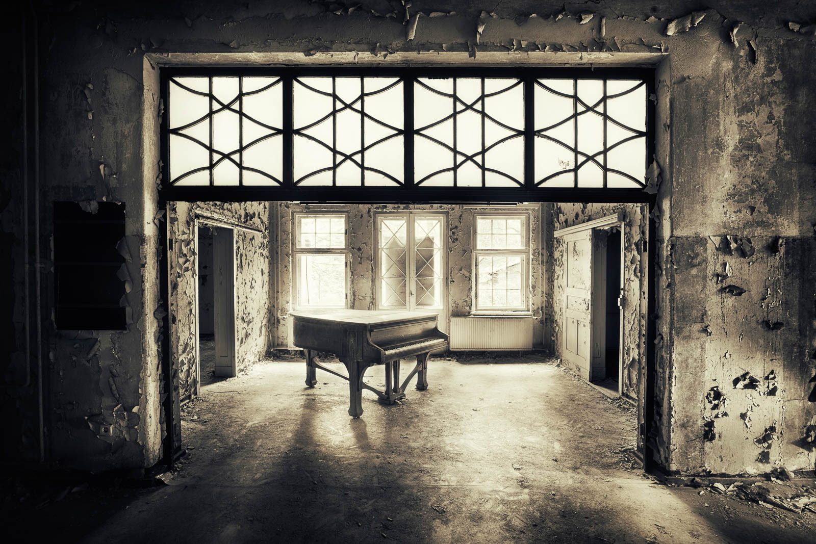 Schwarzweißaufnahme eines Flügels in einem verlassenen Saal, ehemaliges Sanatorium in Brandenburg, Deutschland