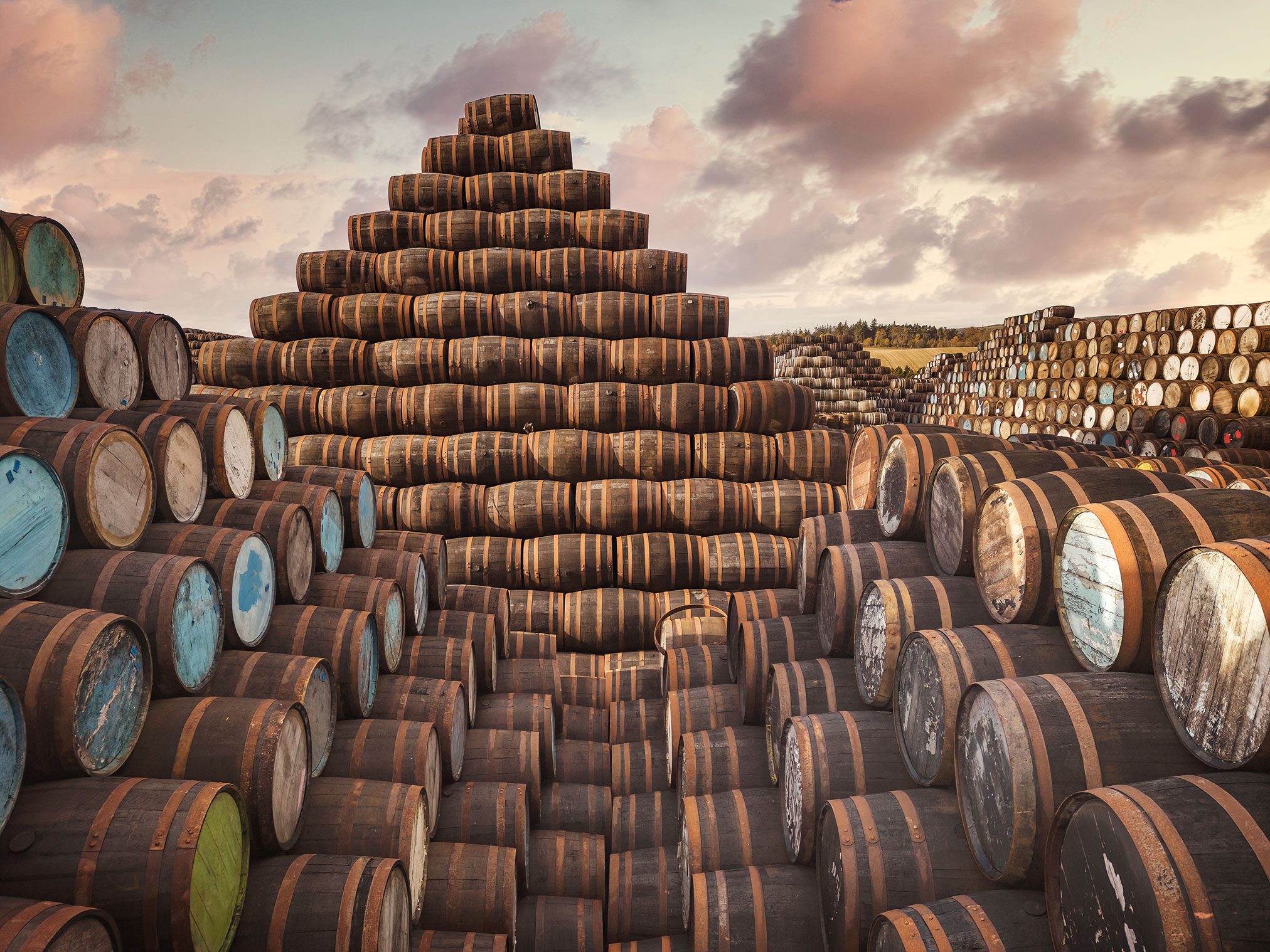 Pyramide aus Whiskyfässern auf einem Lagerplatz in Schottland