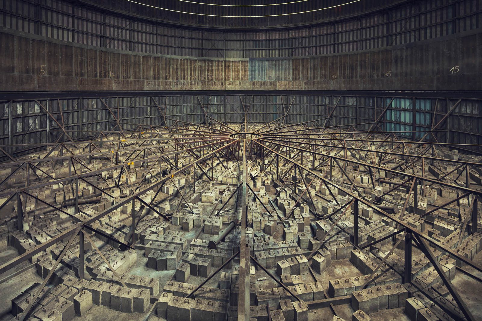 Strahlenförmige Bodenkonstruktion in einem stillgelegten Gasometer in Belgien