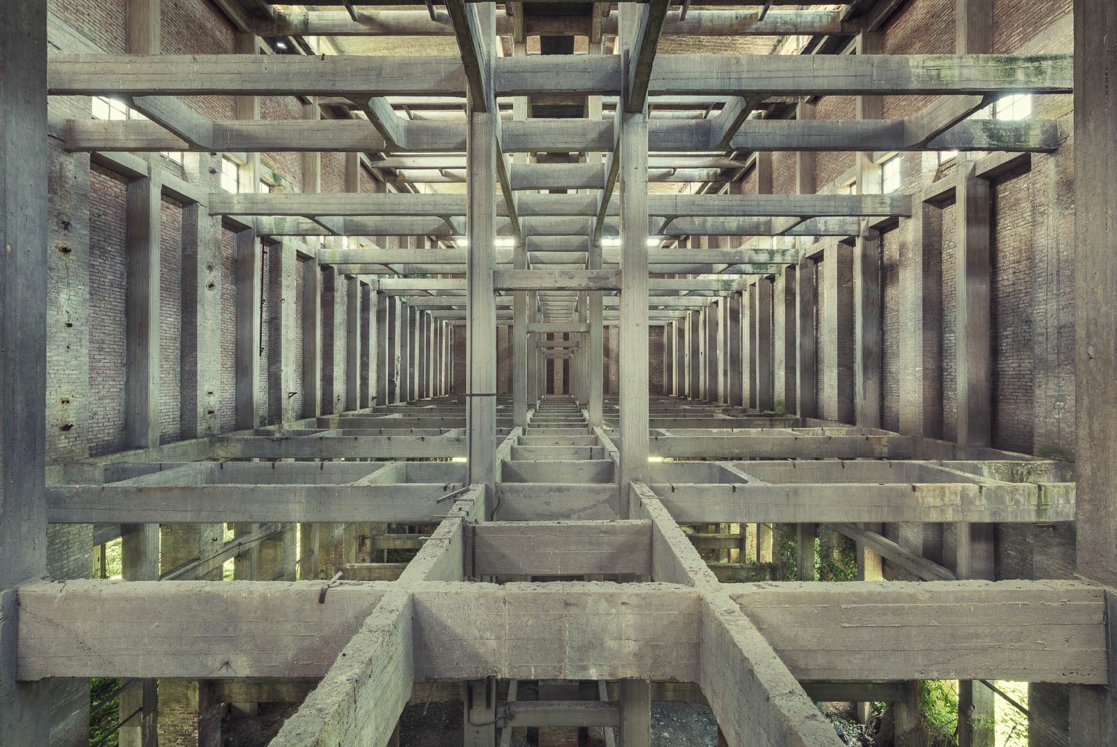 Grid-like beam construction in decommissioned industrial facilities in Italy