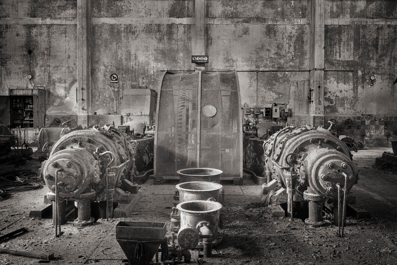 Geared machines and a switch cabinet in a forgotten factory in Italy