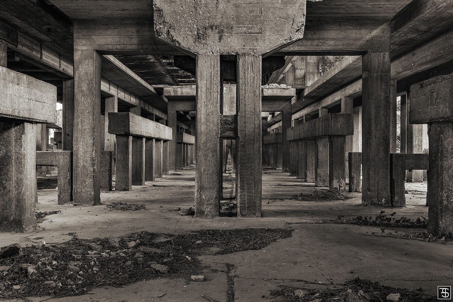 Cross-shaped concrete support in a raw steelworks in Italy
