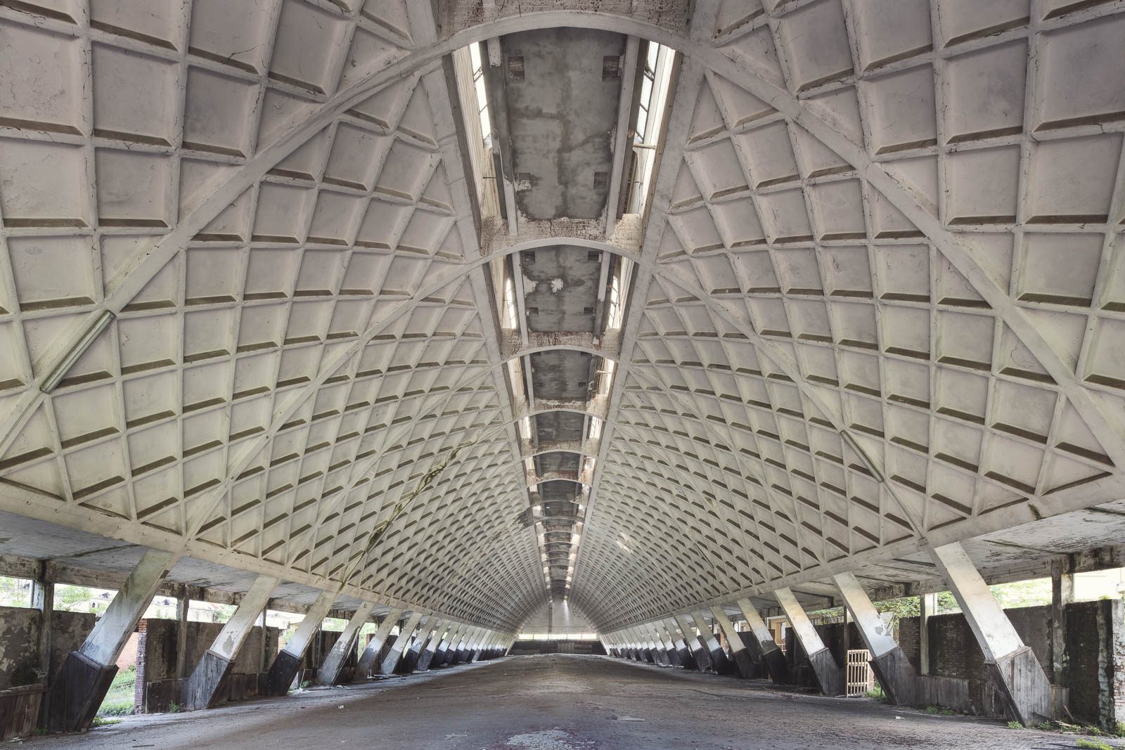 Ribbed concrete ceiling in a warehouse in Italy