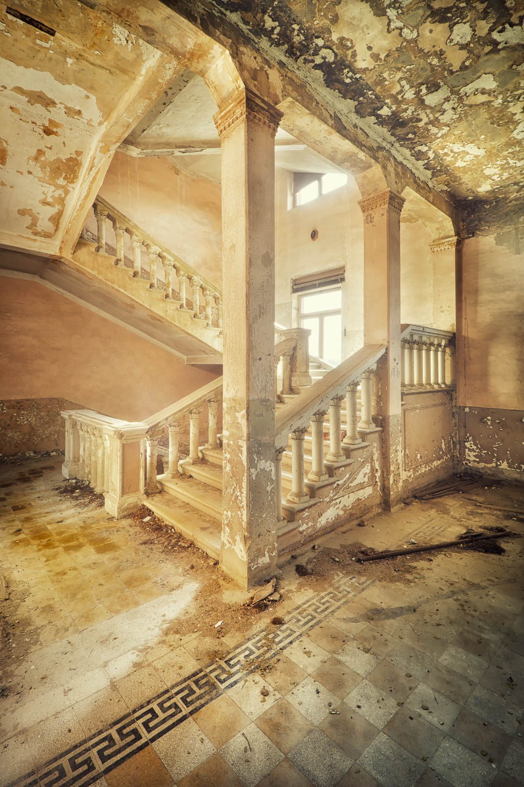 Treppenhaus mit gedrechselter Balustrade und Fliesenboden in einem verlassenen Ferienlager an der Adriaküste, Italien