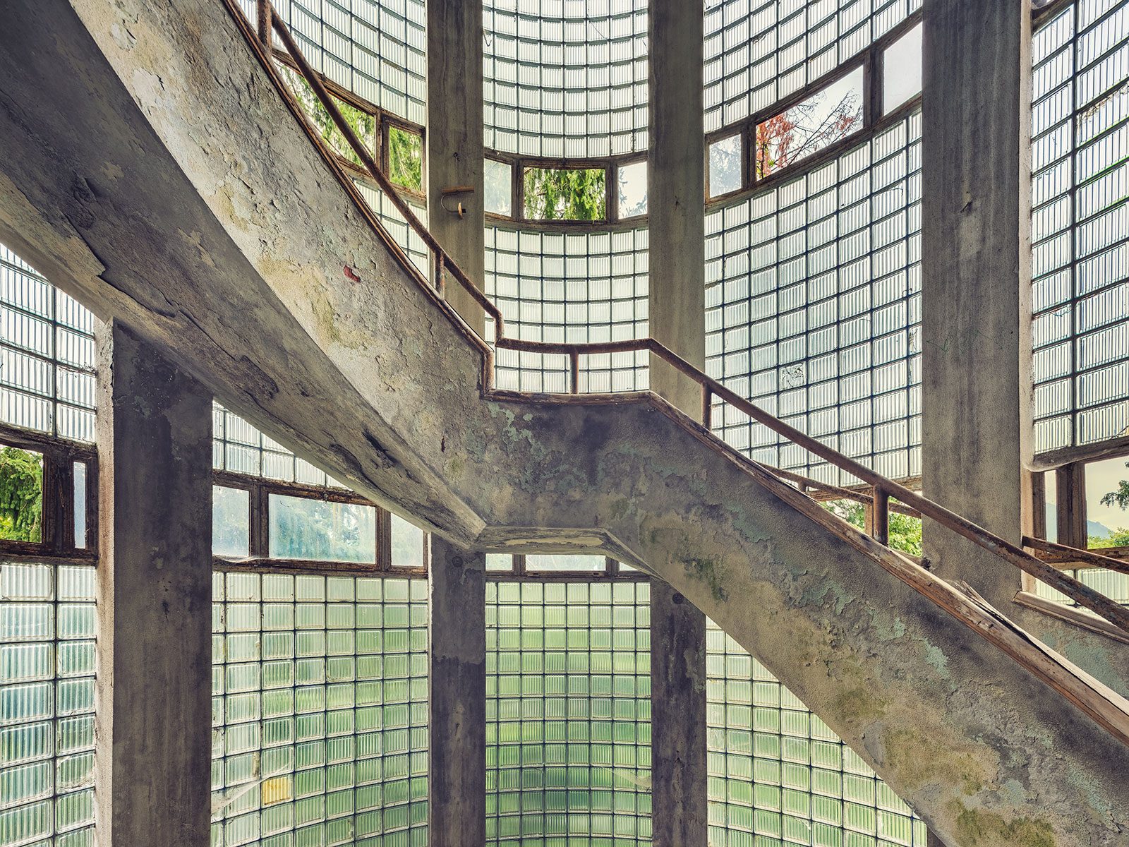 Betontreppe in einem runden Glasbaustein-Turm in einem verlassenen Ferienlager in Italien