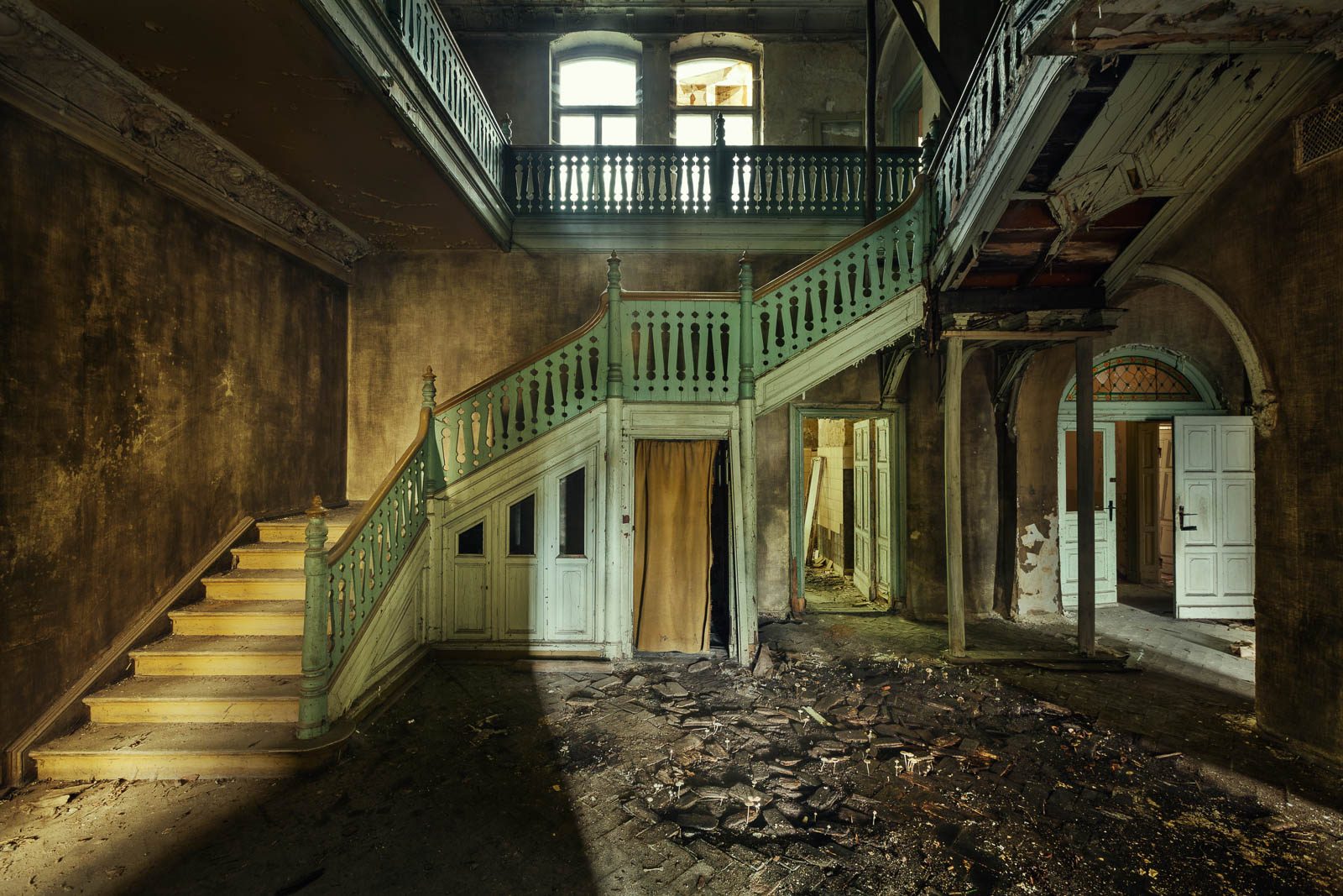 Treppe mit grün gestrichener Holzbalustrade in der Fabrikantenvilla einer verlassenen Schokoladenfabrik in Deutschland