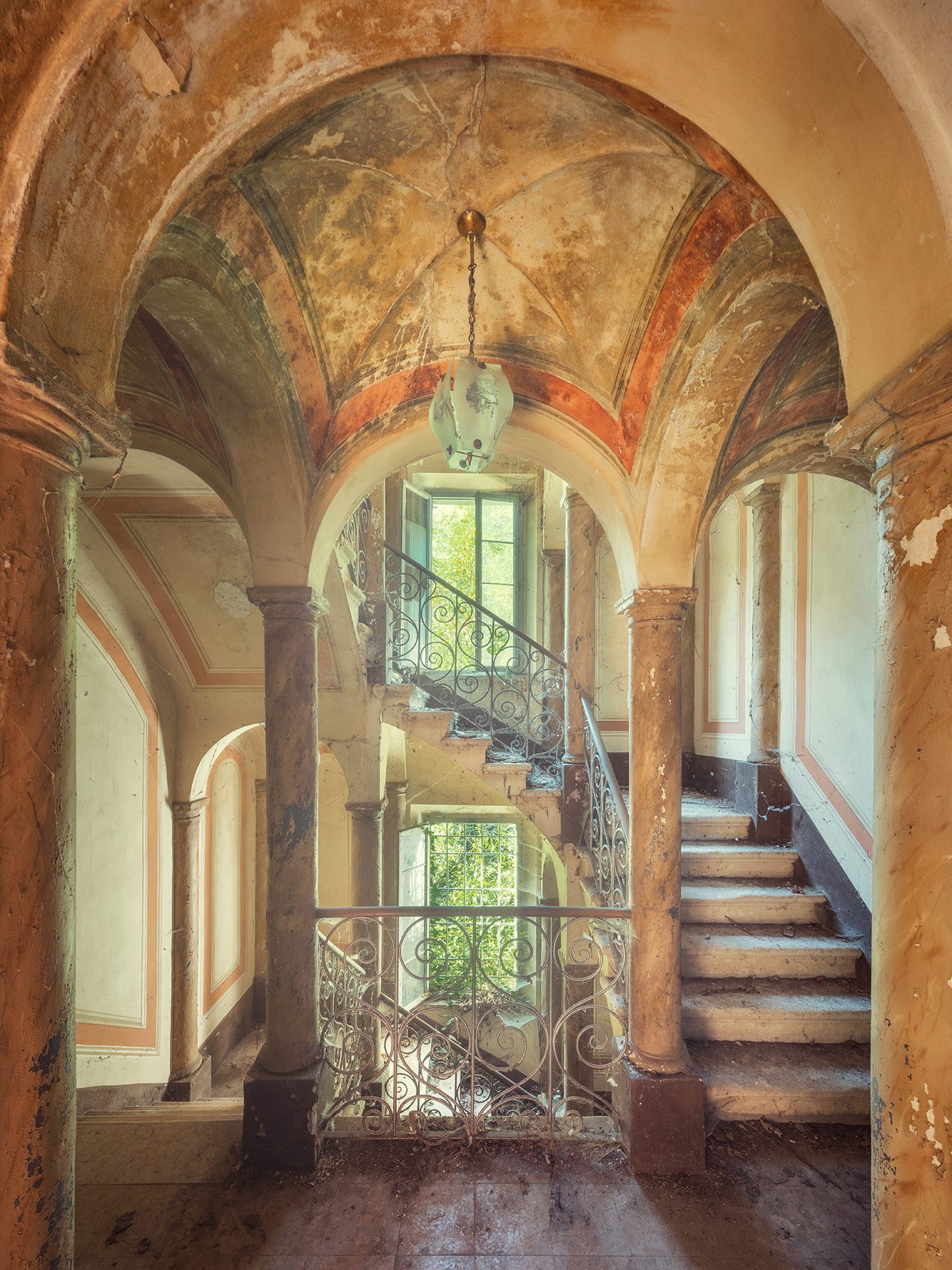 Gewölbter Flur mit Fresko und Treppenhaus in einer verlassenen Villa in Italien