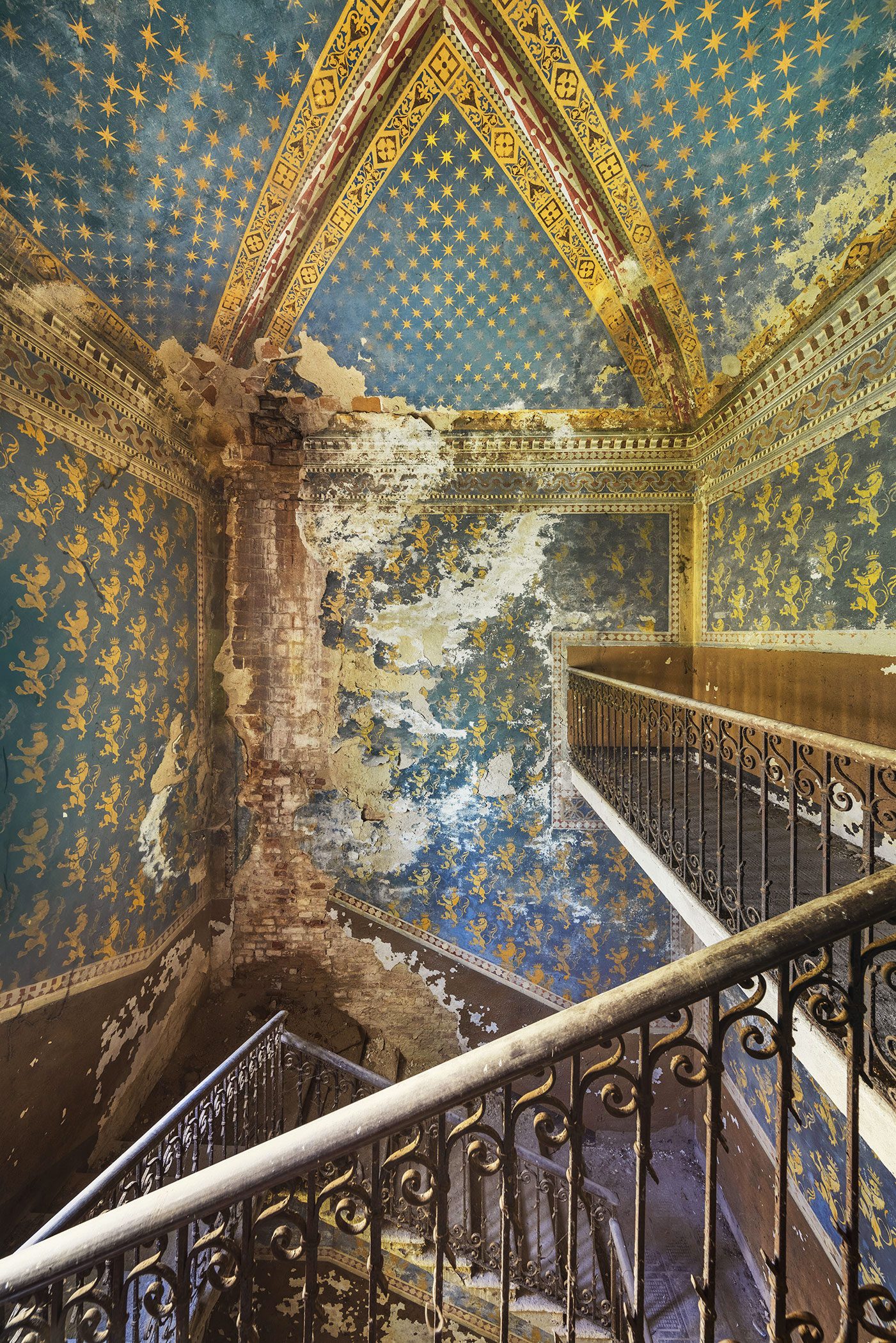 Starred vault above a staircase with lion motifs in an abandoned villa in Italy