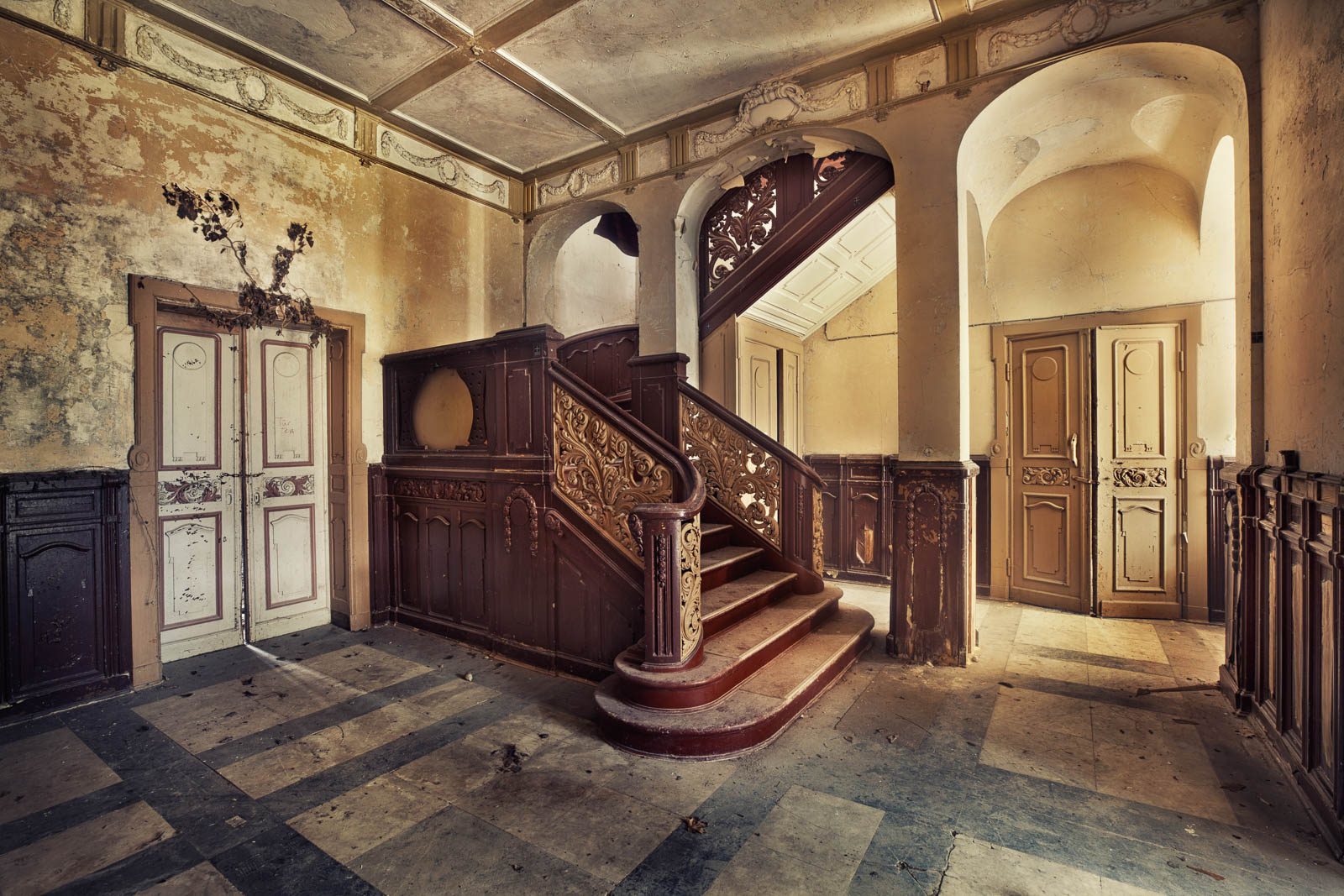 Dunkle Holztreppe mit Schnitzwerk in einem Herrenhaus in Deutschland