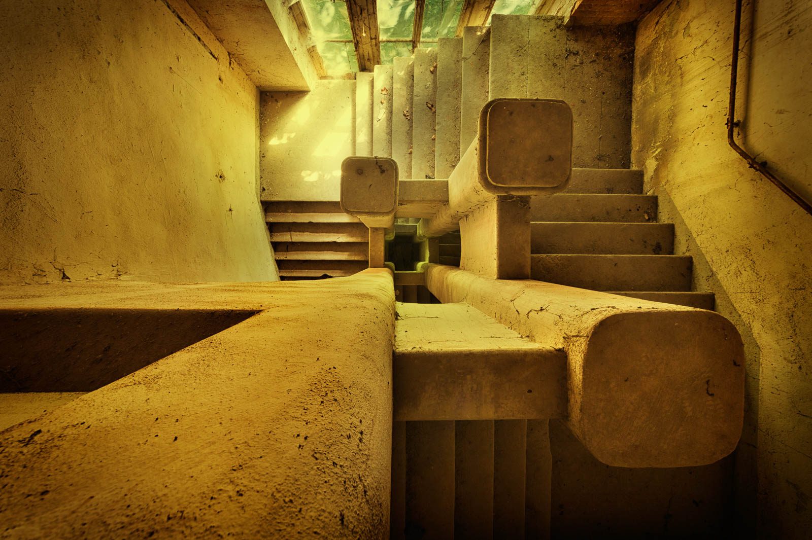 Betontreppe mit quadratischen Pfosten in einem verlassenen Schloss in Deutschland