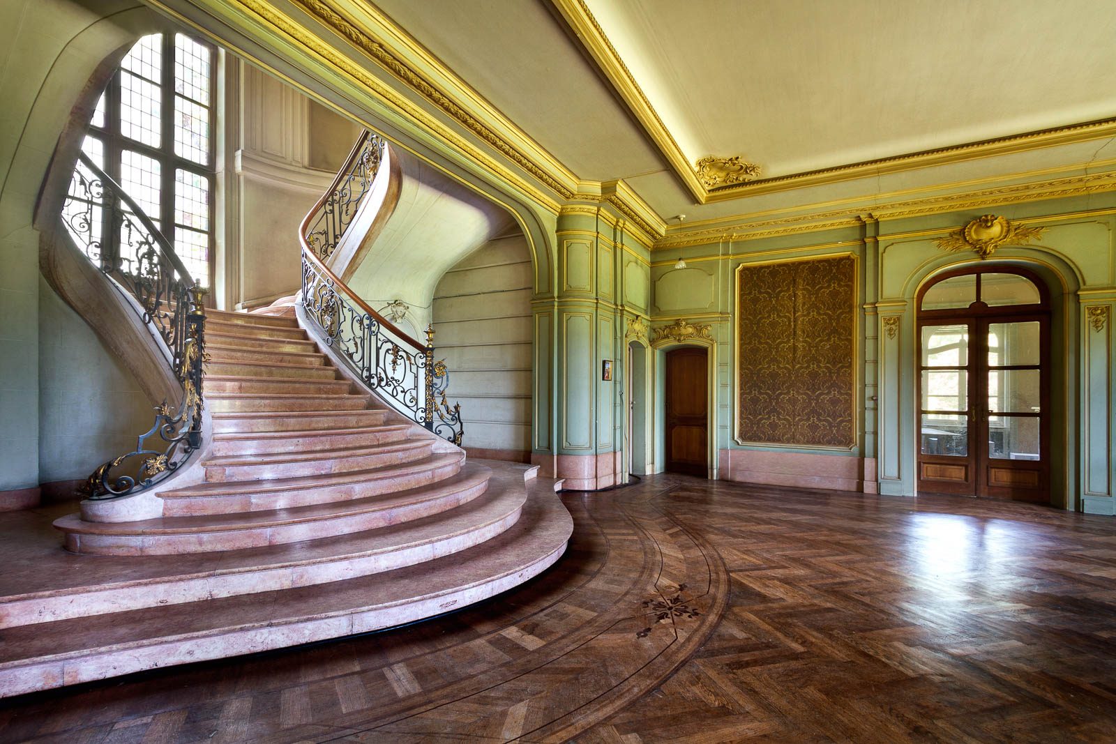 Geschwungene Marmortreppe in einem renovierten Château in Belgien