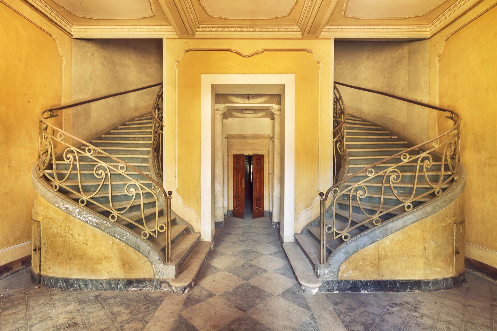 Treppenhaus mit Galerie und Fliesenboden in einem ehemaligen Casino in Italien