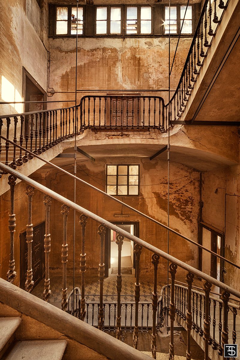 Langer Flur mit Wandmalereien über einer Treppe in einem Palazzo in Italien