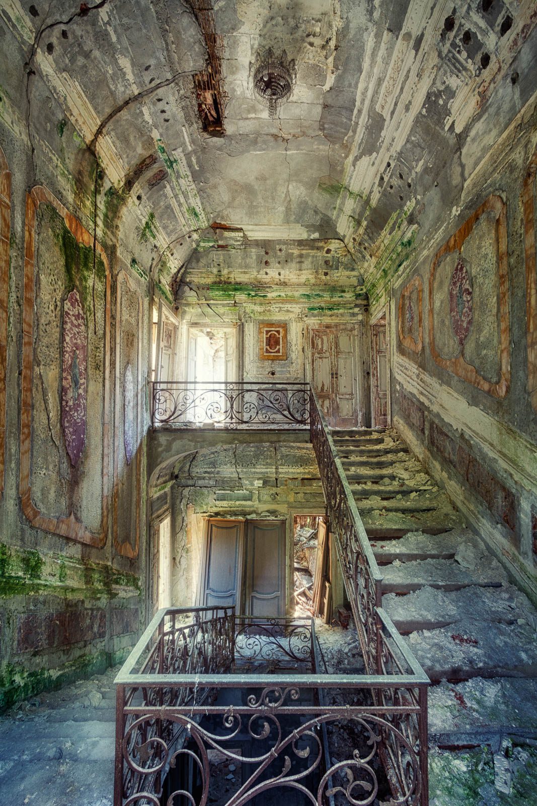 Treppenhaus mit gerahmten Wandfeldern in einer historischen Villa am Lago Maggiore, Italien
