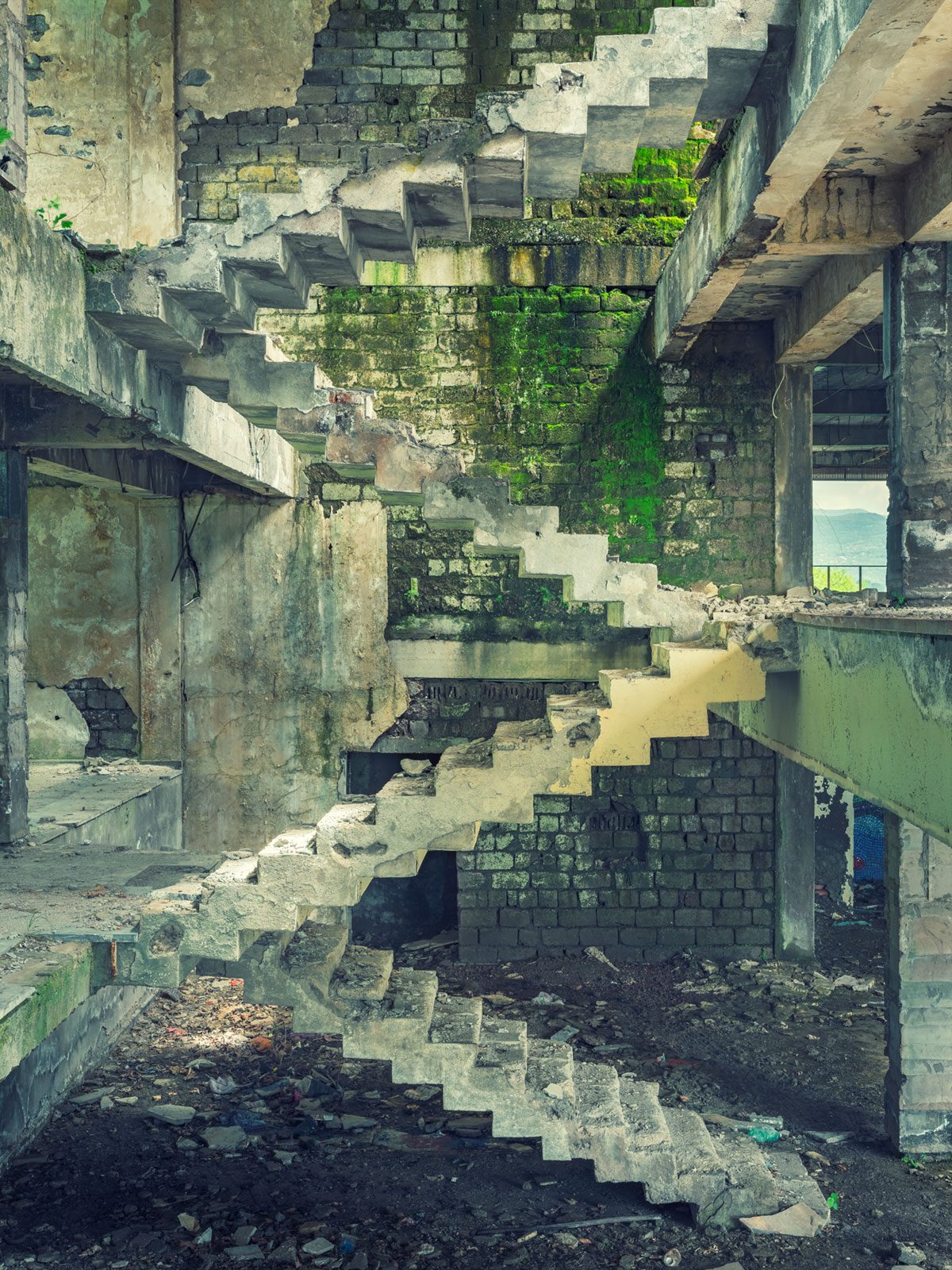 Zickzack-Betontreppe mit Ausblick auf Hügel in einem Sanatorium in Georgien