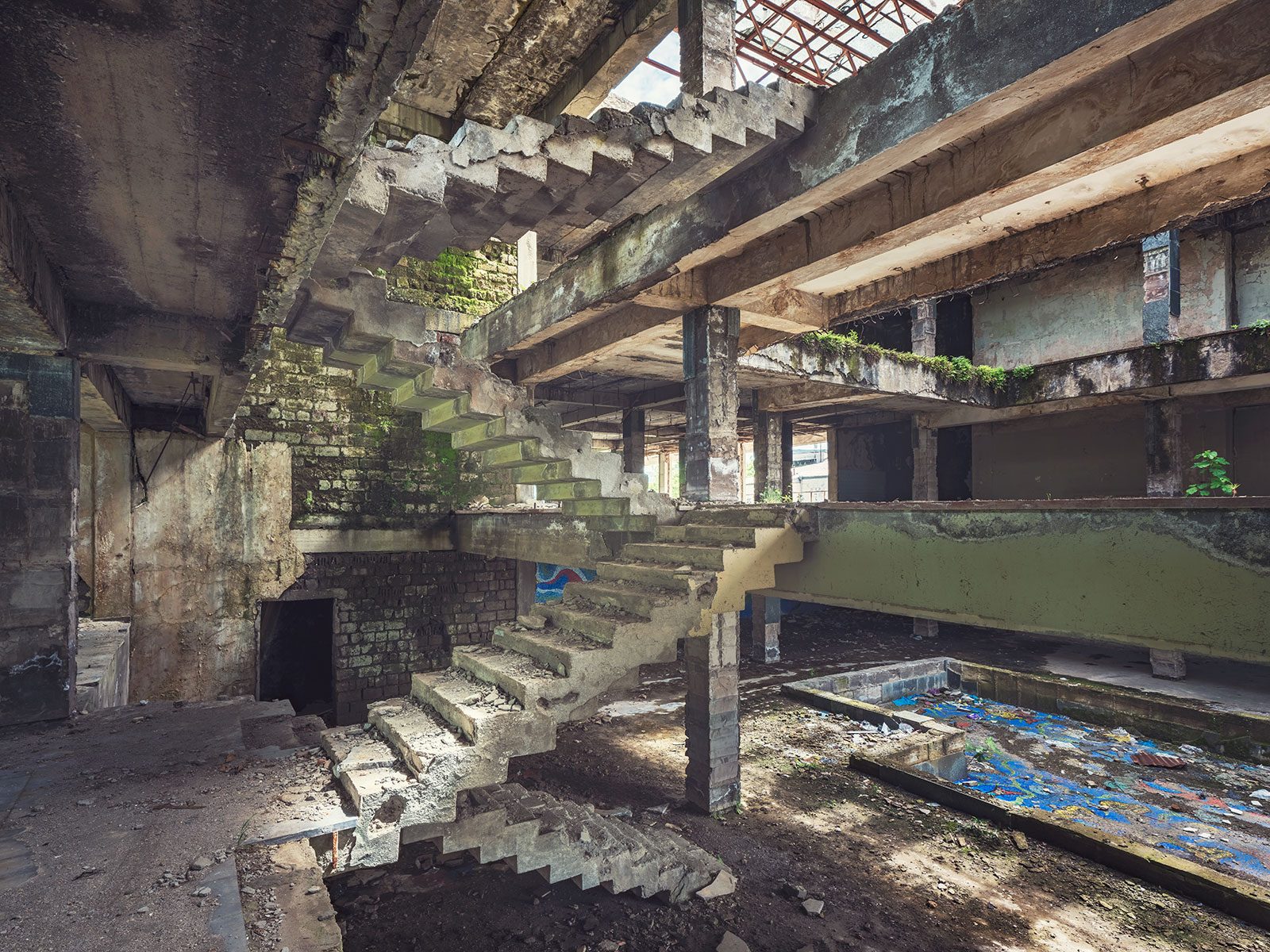 Zickzack-Betontreppe in den Ruinen eines Sanatoriums und Badehauses in Georgien