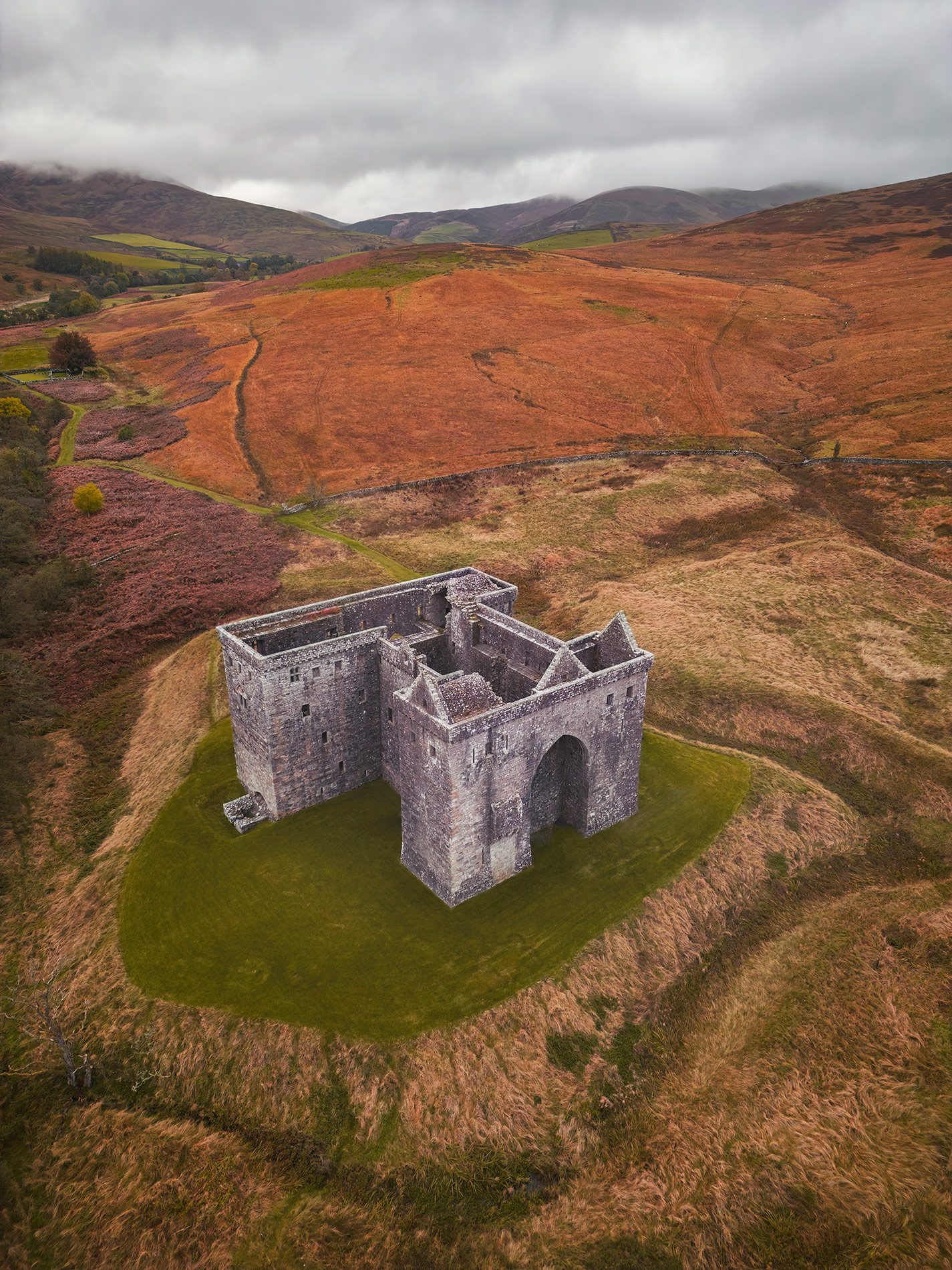 Wehrturm mit Ecktürmen im Moorland, Schottland