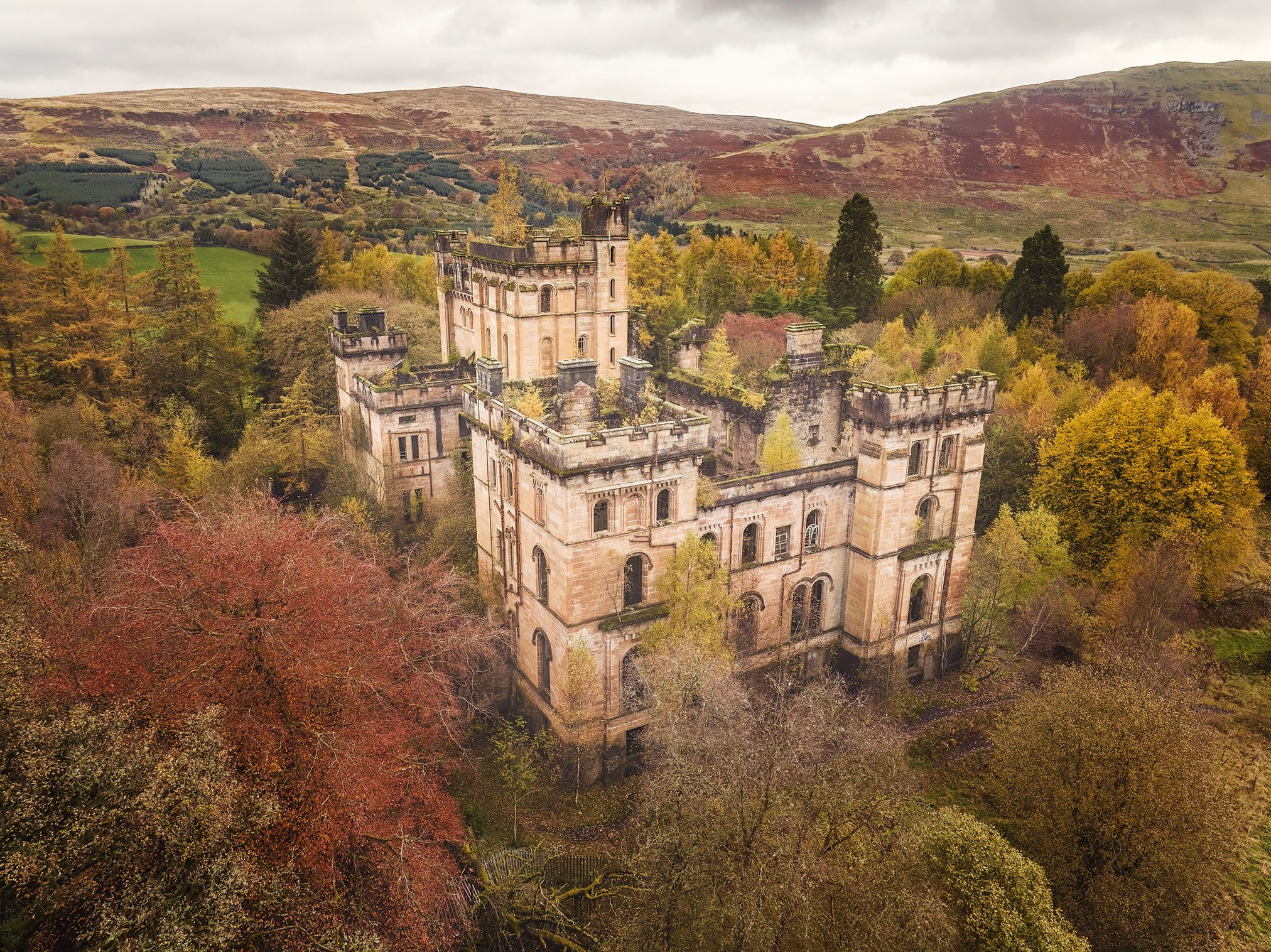Sandstein-Castle mit Turm im Herbstwald, Schottland