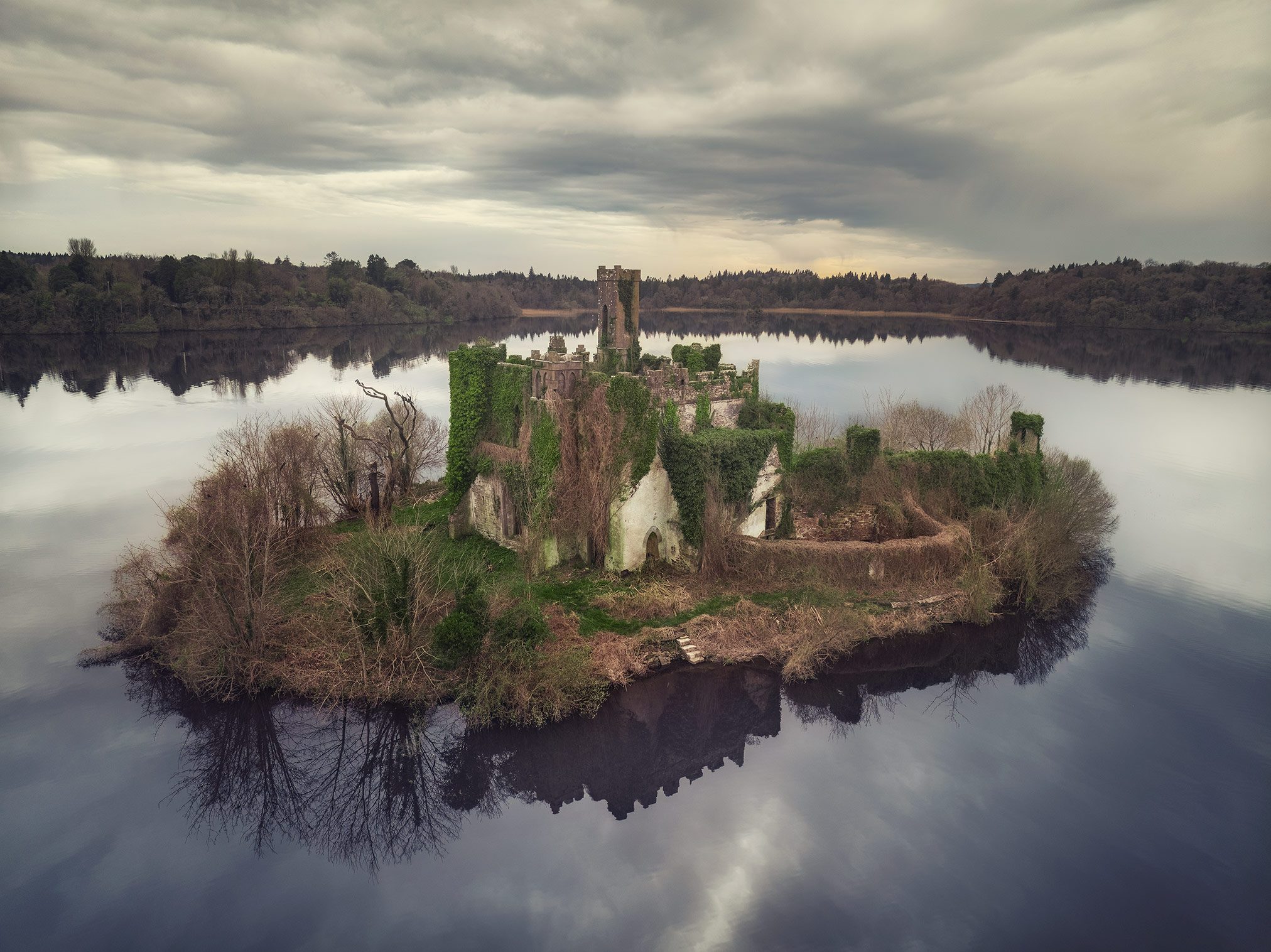 Turmruine auf Seeinsel bei Dämmerung, Irland