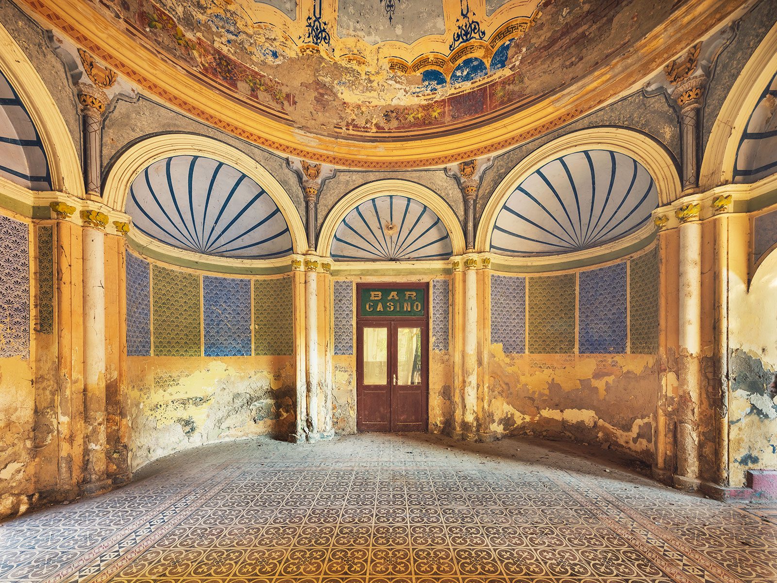 Runder Saal mit drei Fächerfenstern und der Aufschrift Bar Casino in einem Kurort in Rumänien