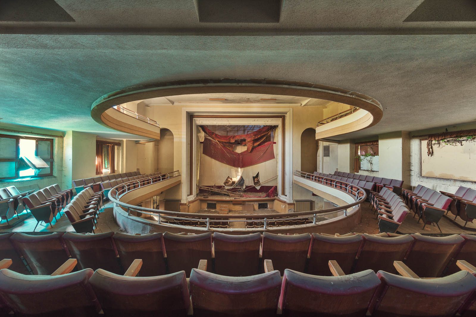 Theatersaal mit geschwungenen Rängen und rundem Bühnenportal in Italien