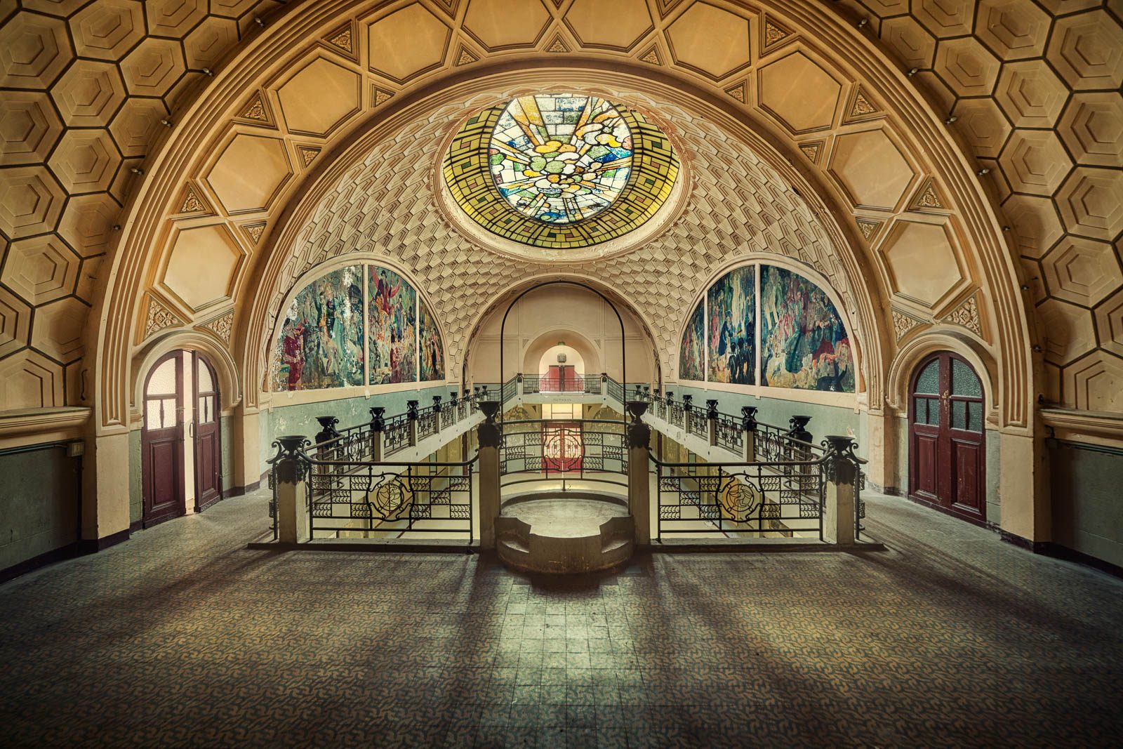 Hexagonale Kassettendecke mit Glasrosette und doppelter Freitreppe in einem Art-déco-Festsaal in Frankreich