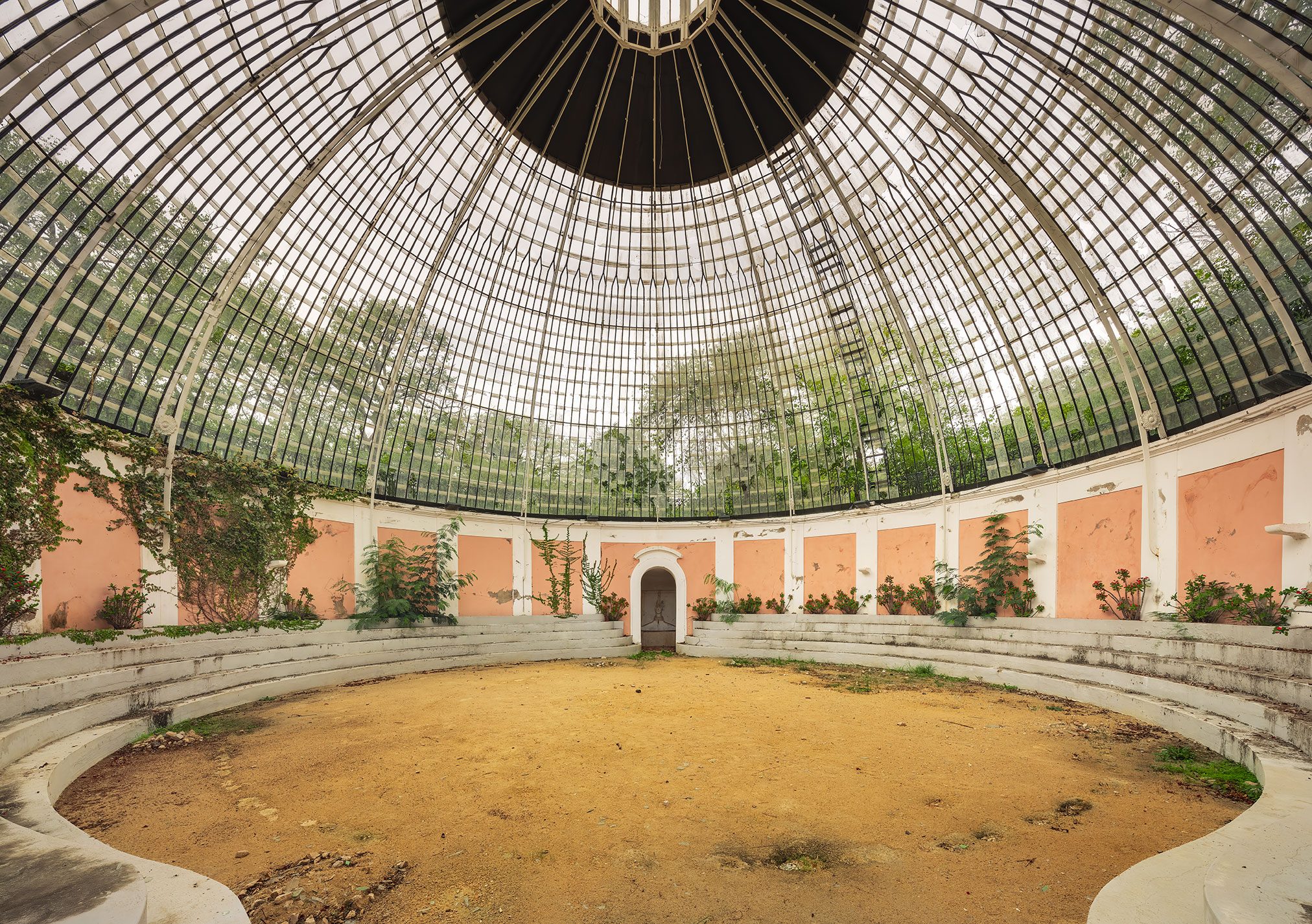 Amphitheaterartiger Innenraum mit Glaskuppel in einem Gewächshaus in Portugal