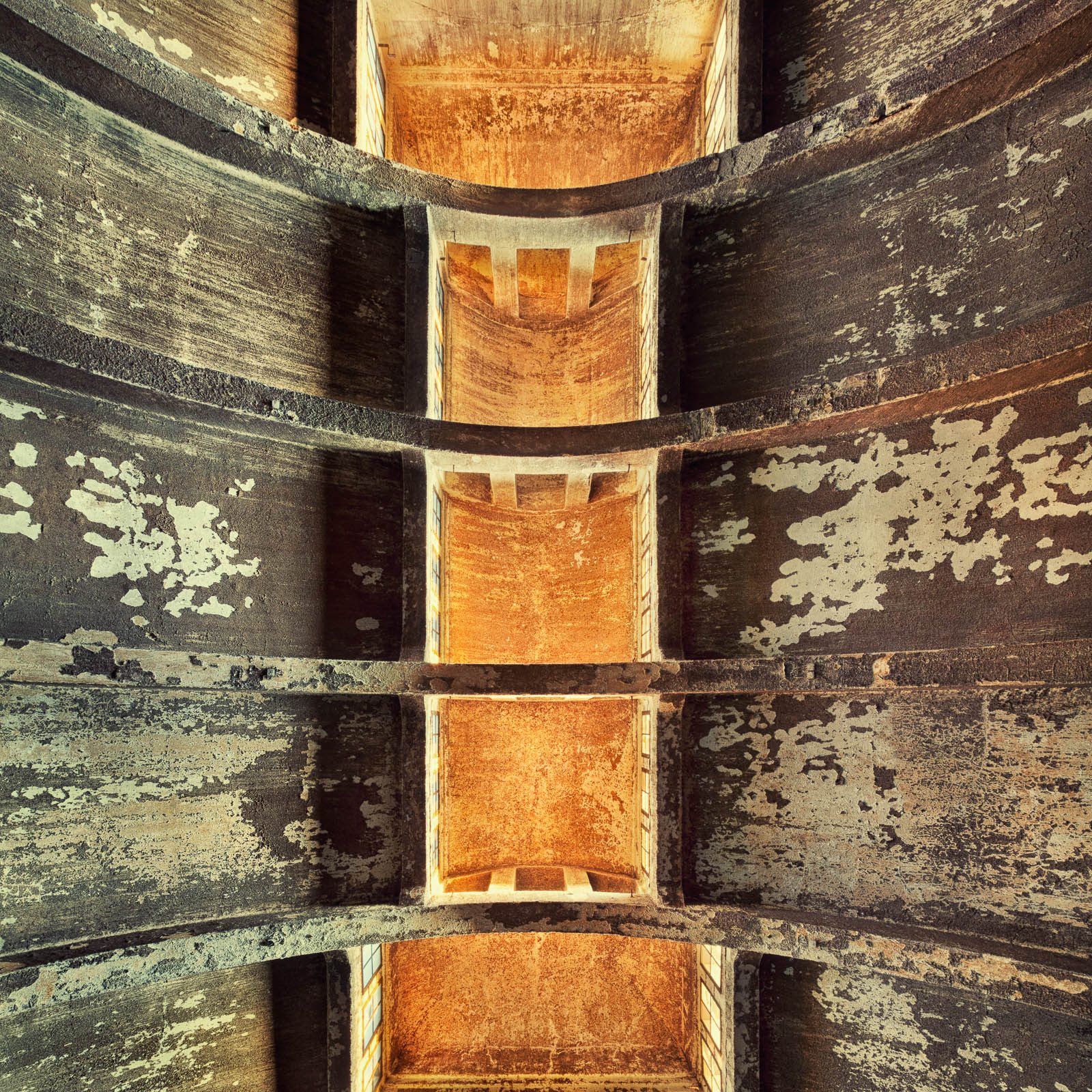 A vaulted brick ceiling with moss-covered steel struts in a historic sewage works in Germany