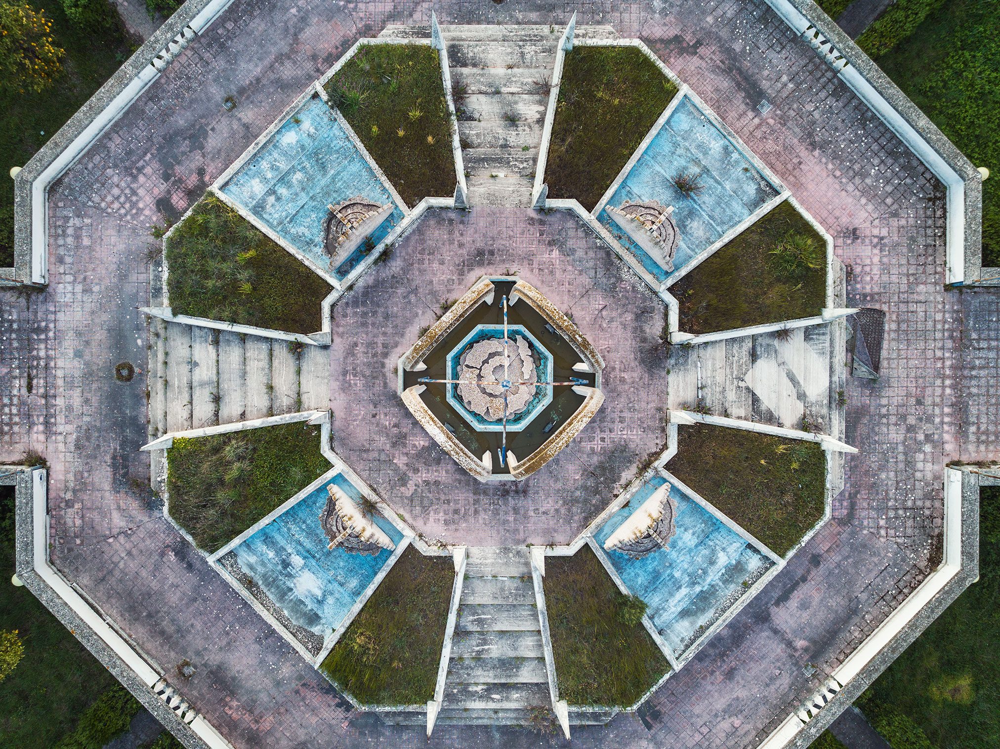 Achteckige Terrasse mit Brunnen und leeren Becken eines verlassenen Hotelkomplexes in Italien